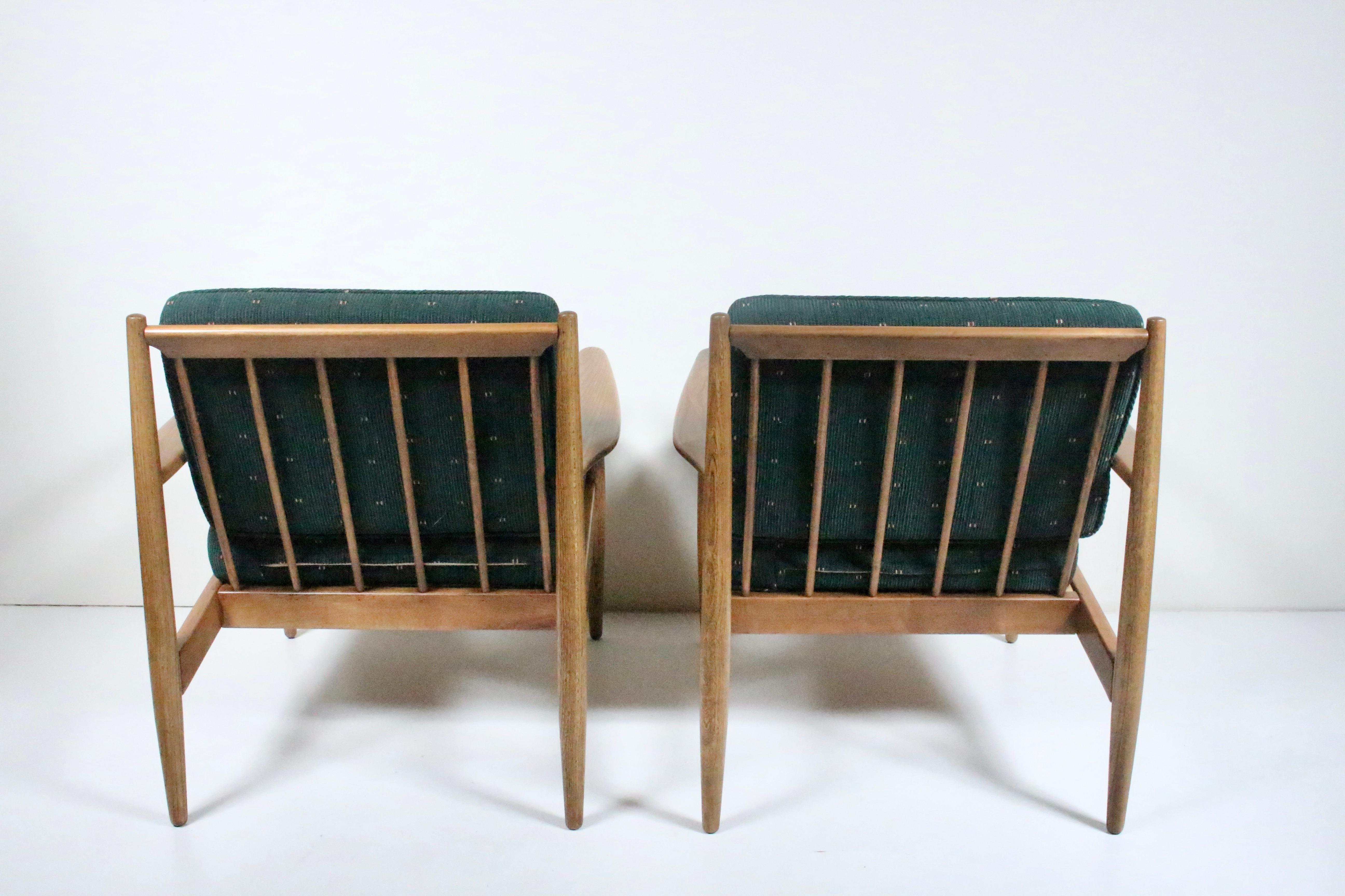 Paire de fauteuils de salon danois modernes en noyer de style Viko Baumritter, années 1950 Bon état - En vente à Bainbridge, NY