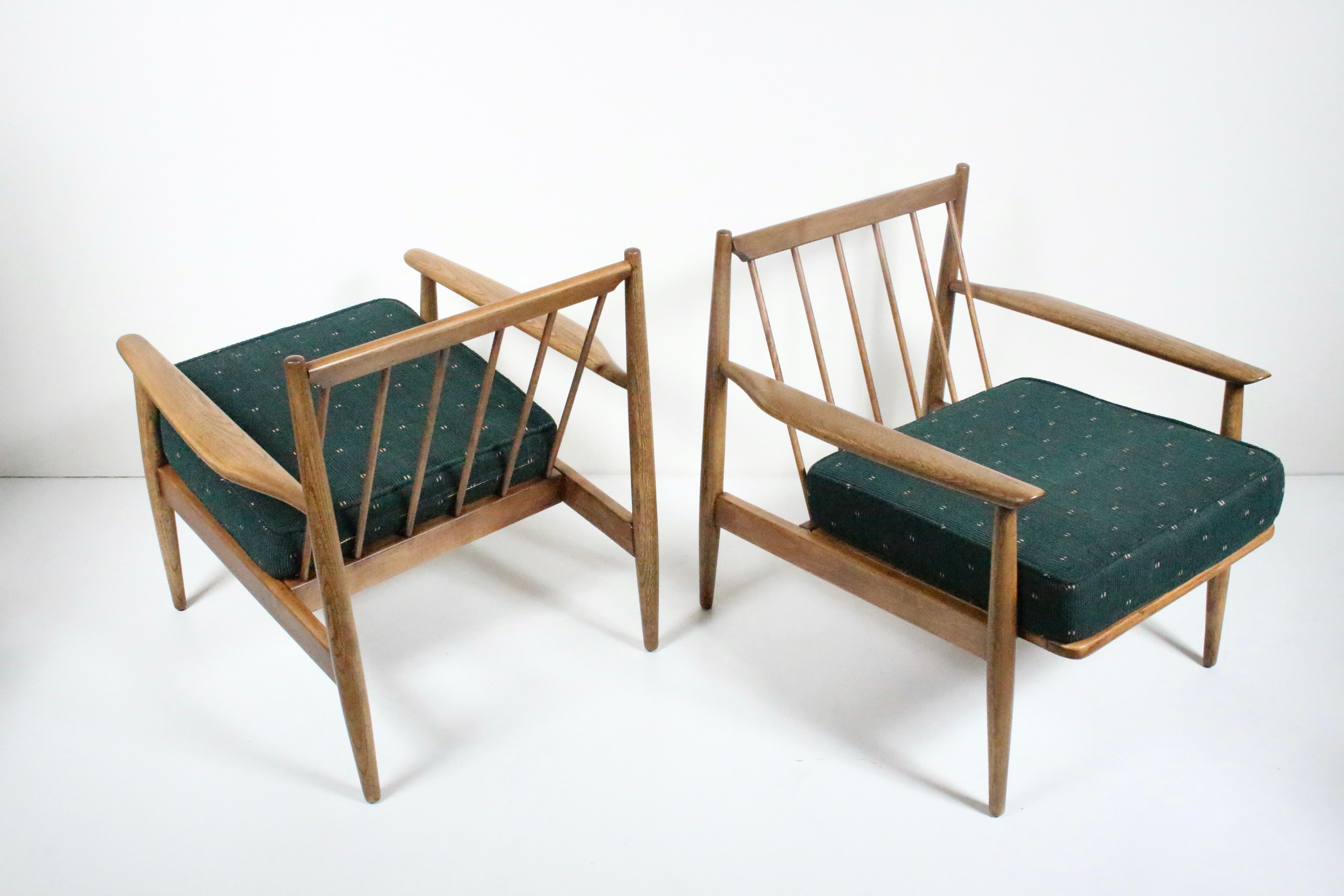 Milieu du XXe siècle Paire de fauteuils de salon danois modernes en noyer de style Viko Baumritter, années 1950 en vente
