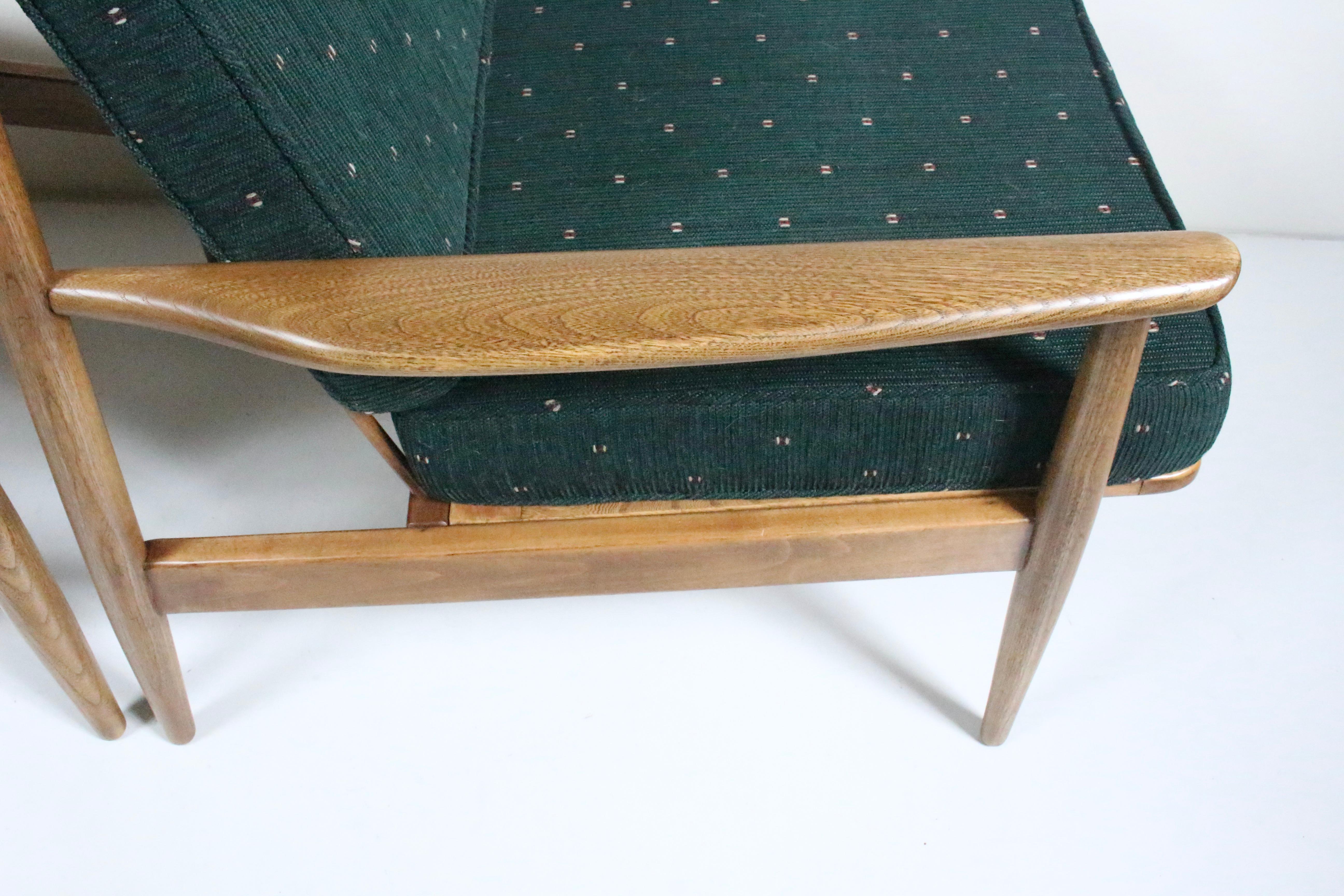 Tissu Paire de fauteuils de salon danois modernes en noyer de style Viko Baumritter, années 1950 en vente