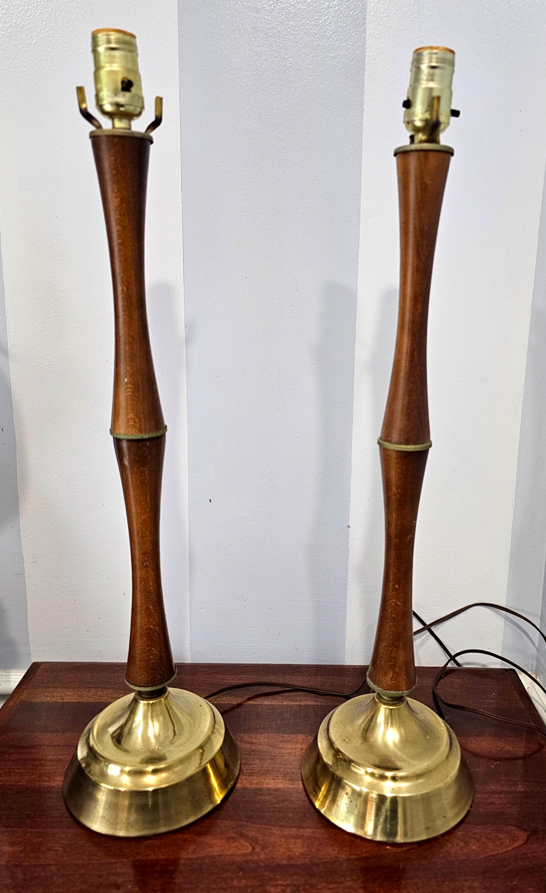 
Paire de lampes de table en noyer et en faux bambou de style danois moderne du milieu du siècle. 
Mesure 6