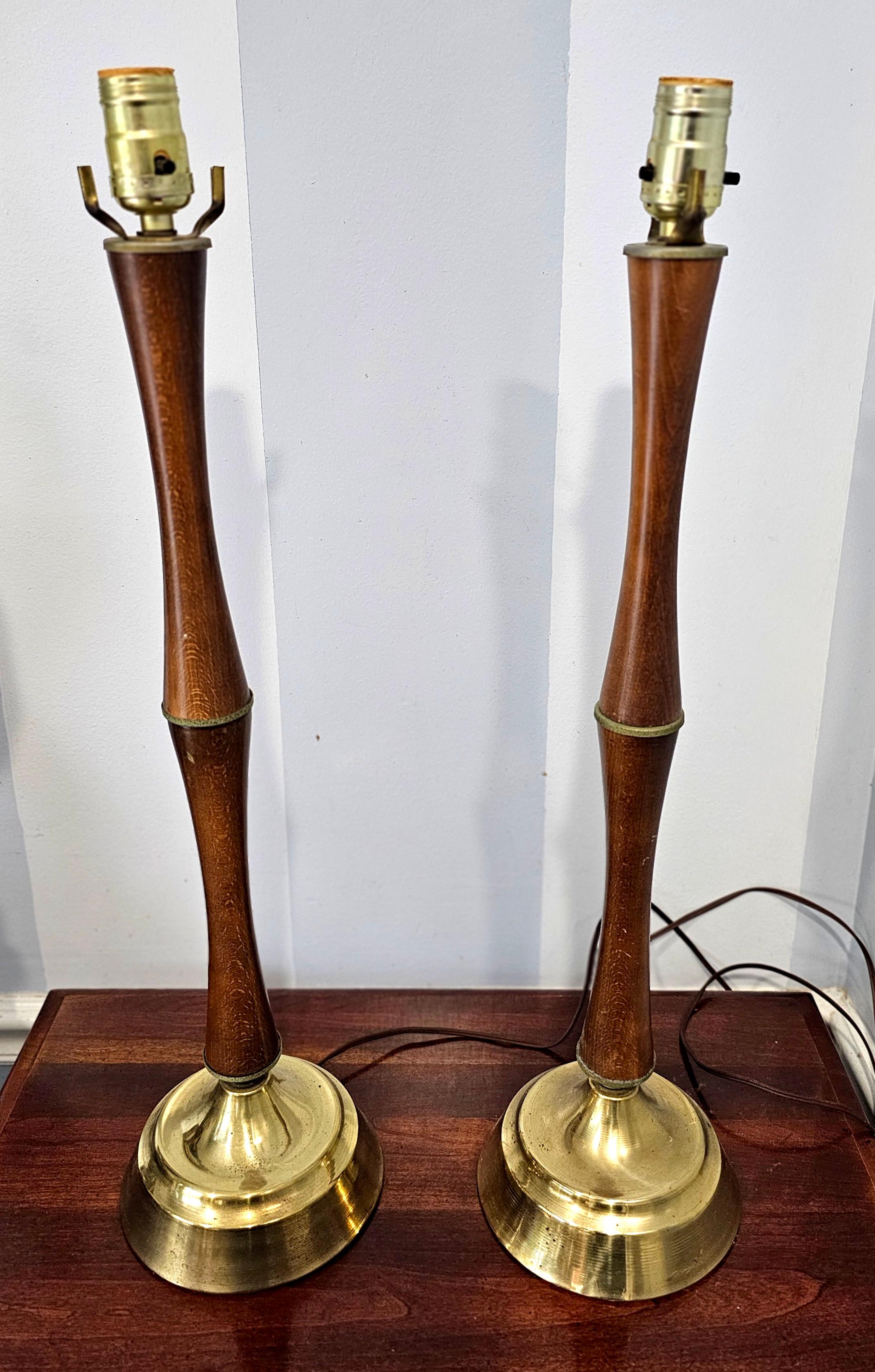 Mid-Century Modern Paire de lampes de table en faux bambou, en noyer et laiton, de style The Modernity danois en vente