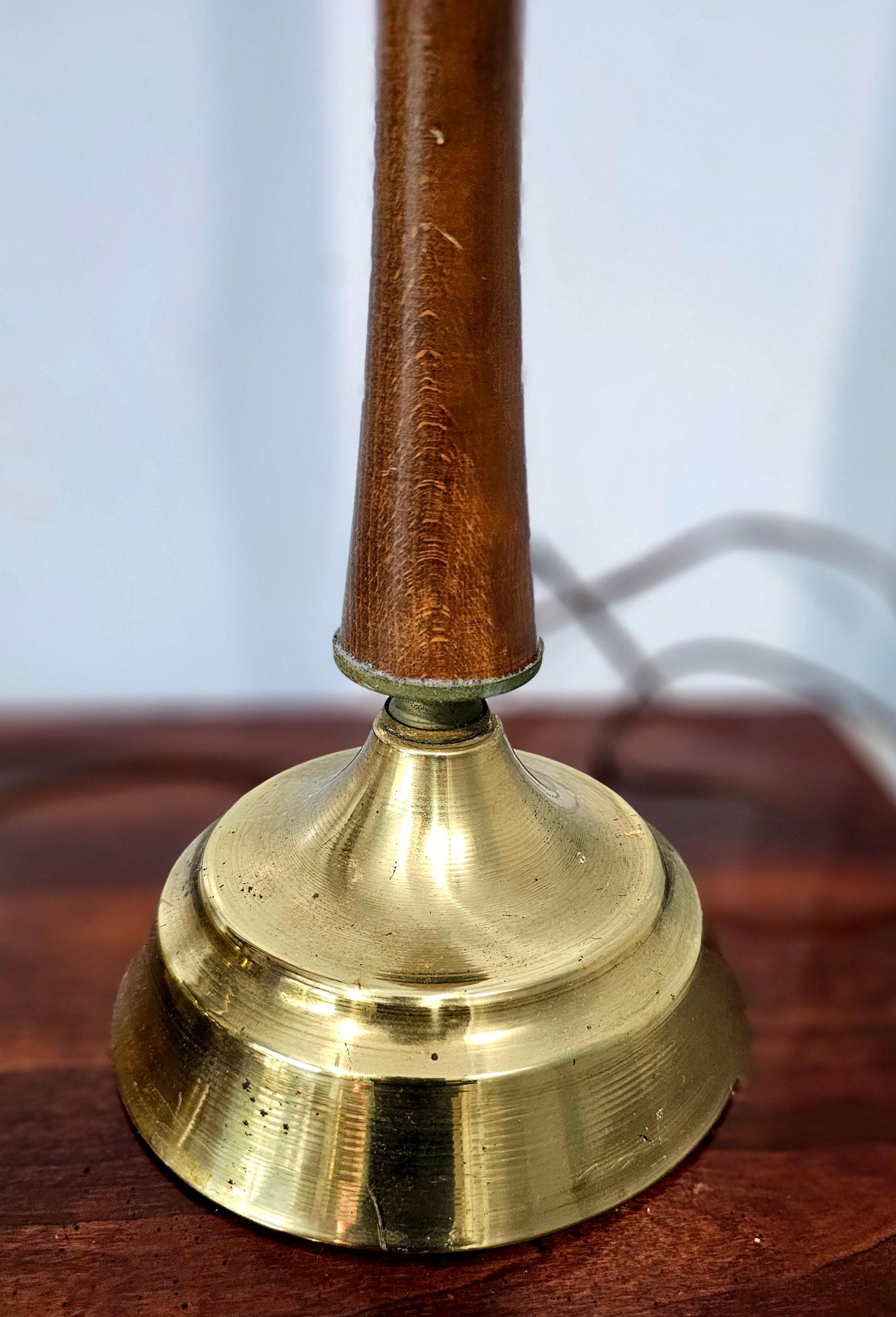 Tacheté Paire de lampes de table en faux bambou, en noyer et laiton, de style The Modernity danois en vente