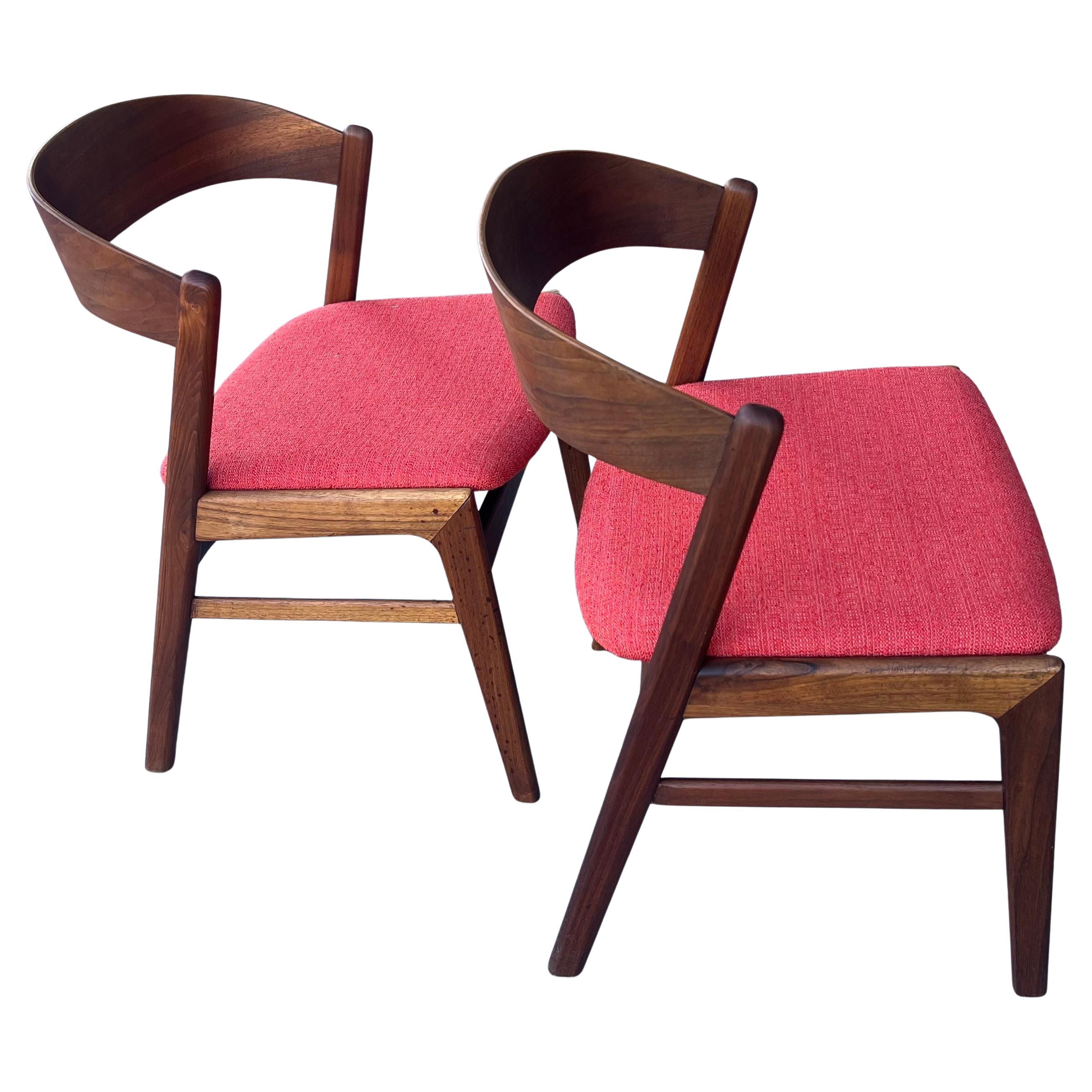 Preciosa pareja de sillas bajas de teca de los años 50 que hemos repintado y recuperado con tela nueva de Knoll, esta pareja es sólida, robusta y elegante.