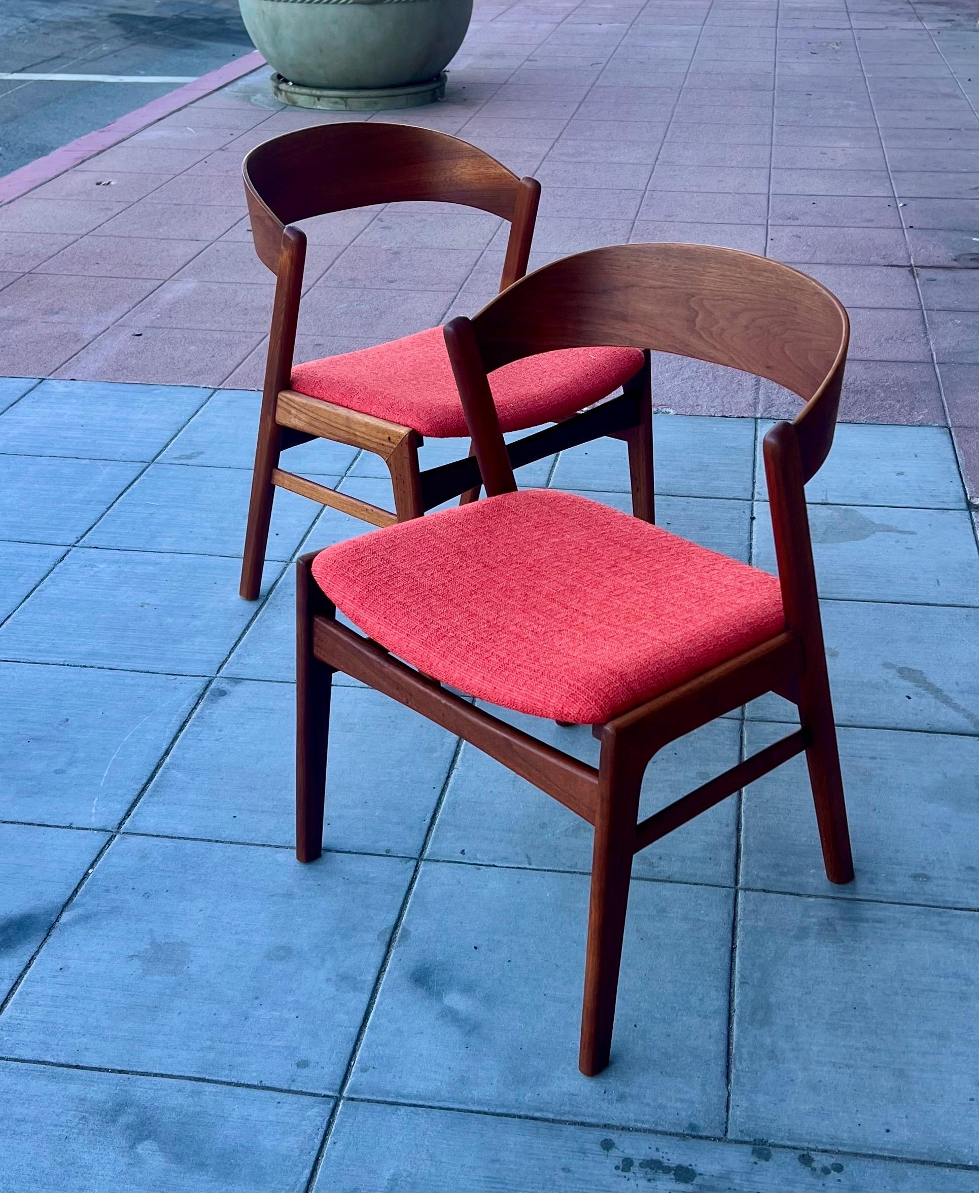 Pareja de sillas de tijera danesas modernas de teca Respaldo de cinta Escandinavo moderno en venta
