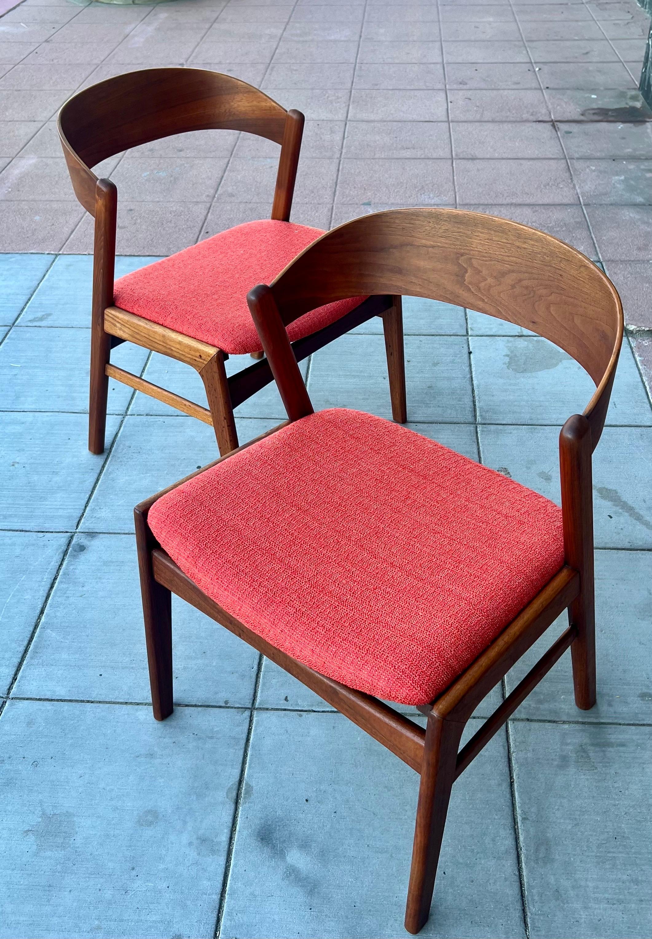 Pareja de sillas de tijera danesas modernas de teca Respaldo de cinta Sueco en venta