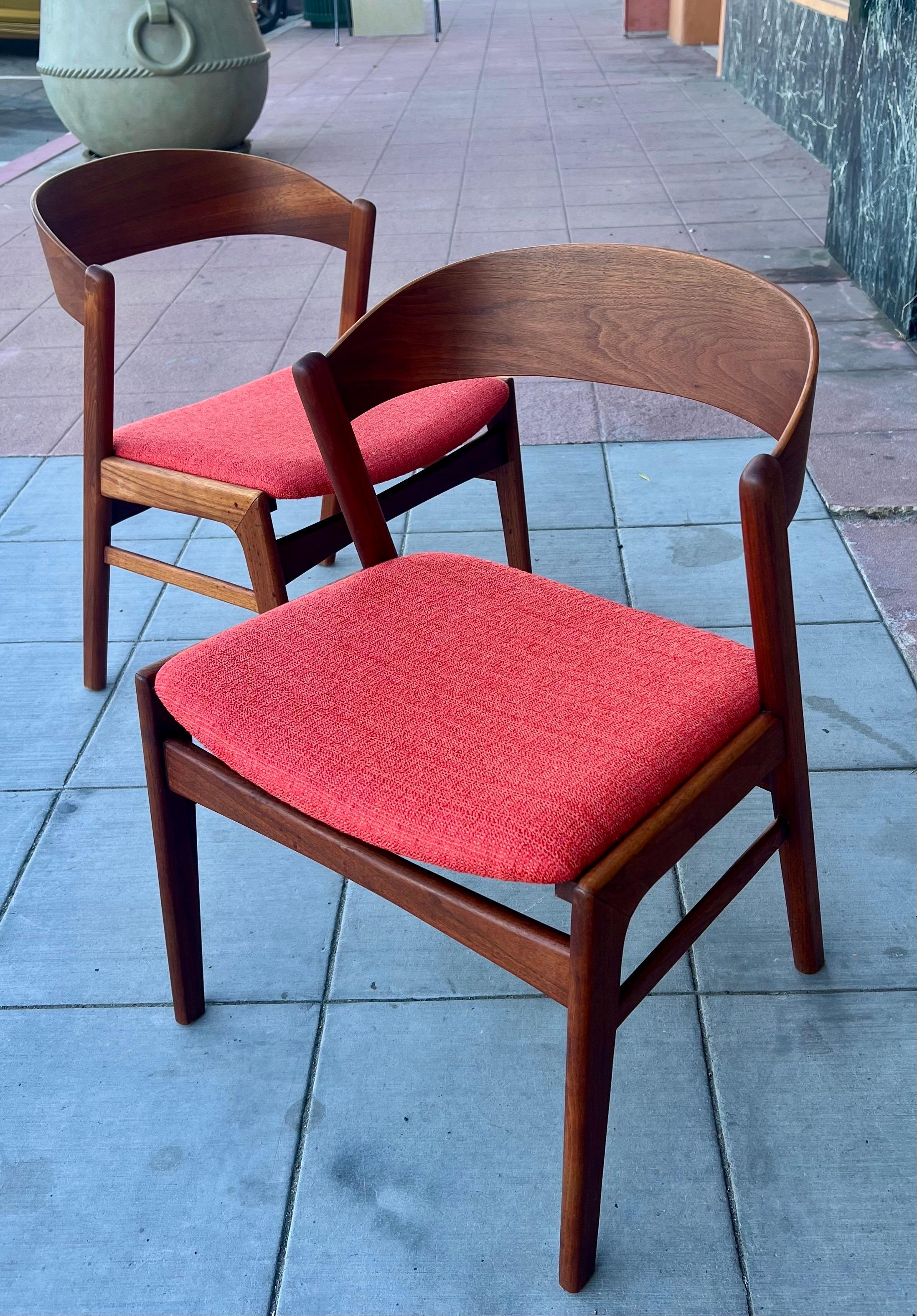 Pareja de sillas de tijera danesas modernas de teca Respaldo de cinta en Excelente estado para la venta en San Diego, CA