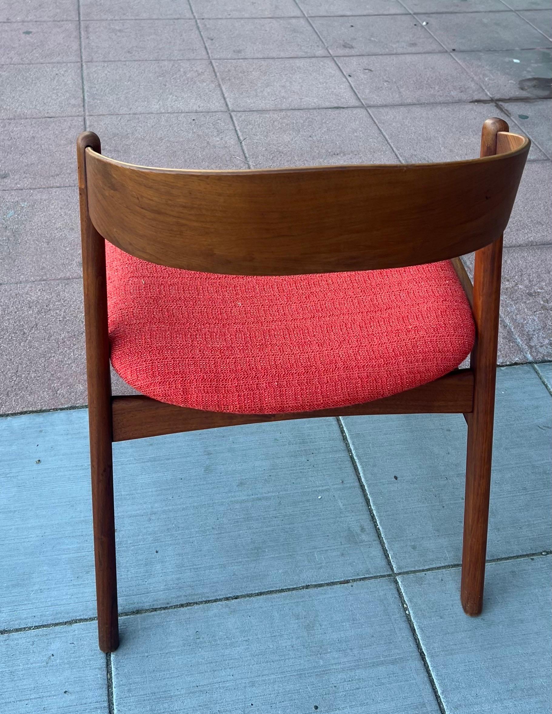 Pareja de sillas de tijera danesas modernas de teca Respaldo de cinta siglo XX en venta
