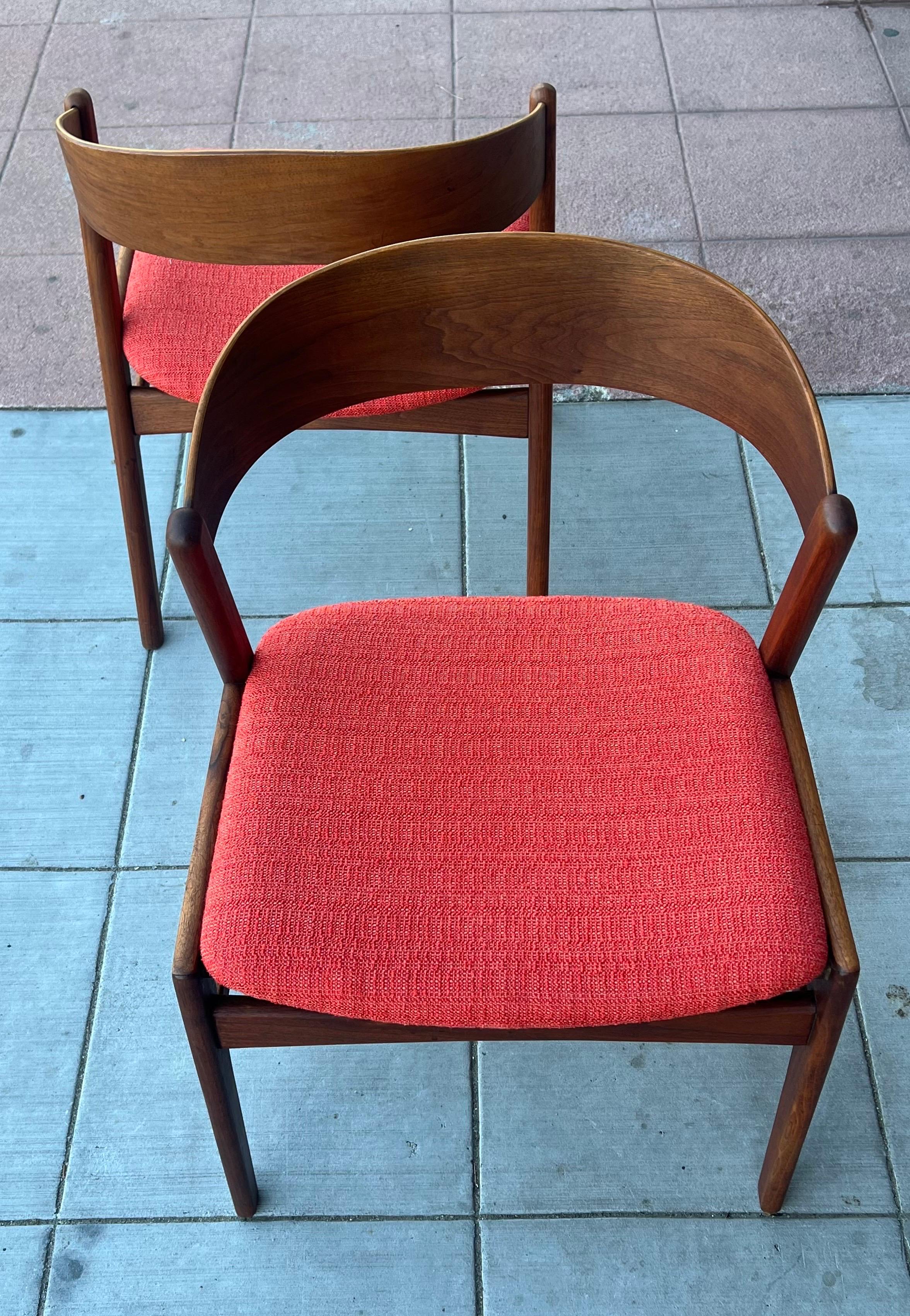 Pareja de sillas de tijera danesas modernas de teca Respaldo de cinta en venta 1