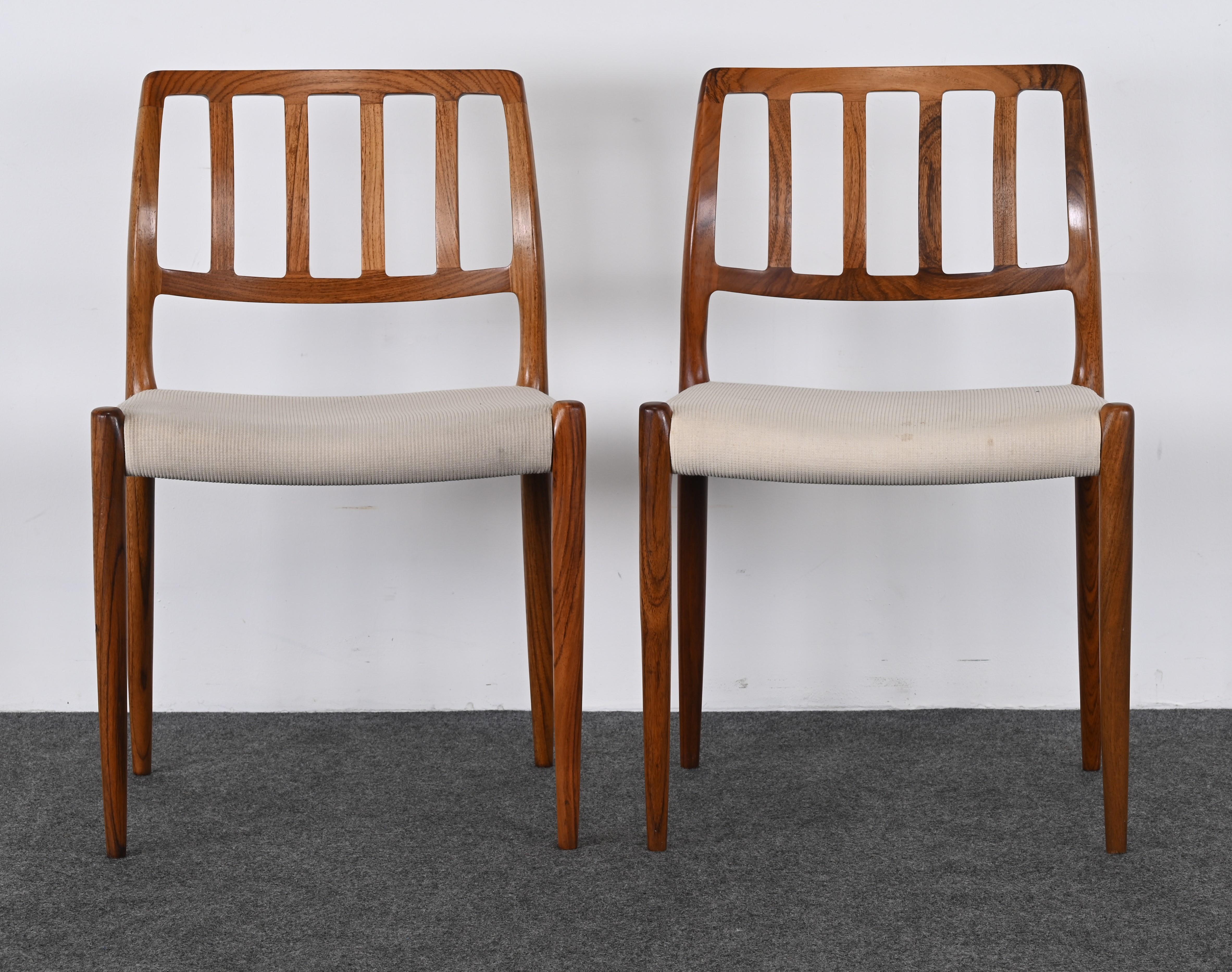 Voici une occasion d'acheter une paire de chaises de salle à manger modernes danoises en bois de rose, conçues par Niels Otto Moller et fabriquées par I.L.A. Modèle 83. Normalement, ces chaises sont vendues par lots, mais si vous avez besoin d'une