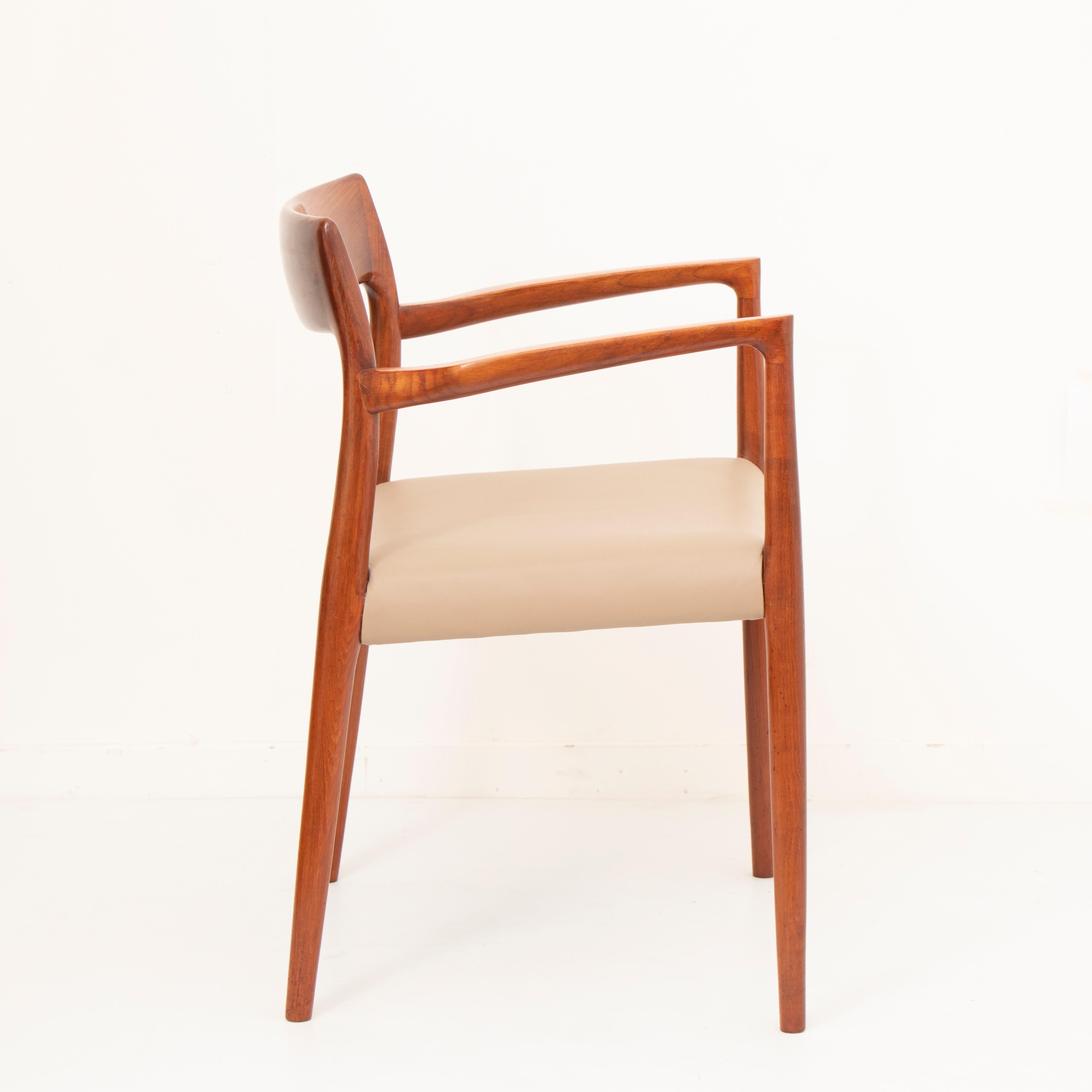 Pair of Danish Niels O Møller Model 57 Teak Carver Armchair Dining Chairs In Good Condition In London, England