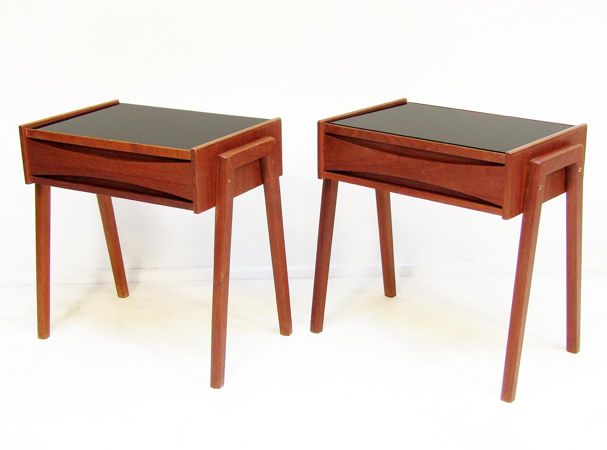 Scandinavian Modern Pair of Danish Nightstand Side Tables Attributed to Arne Vodder