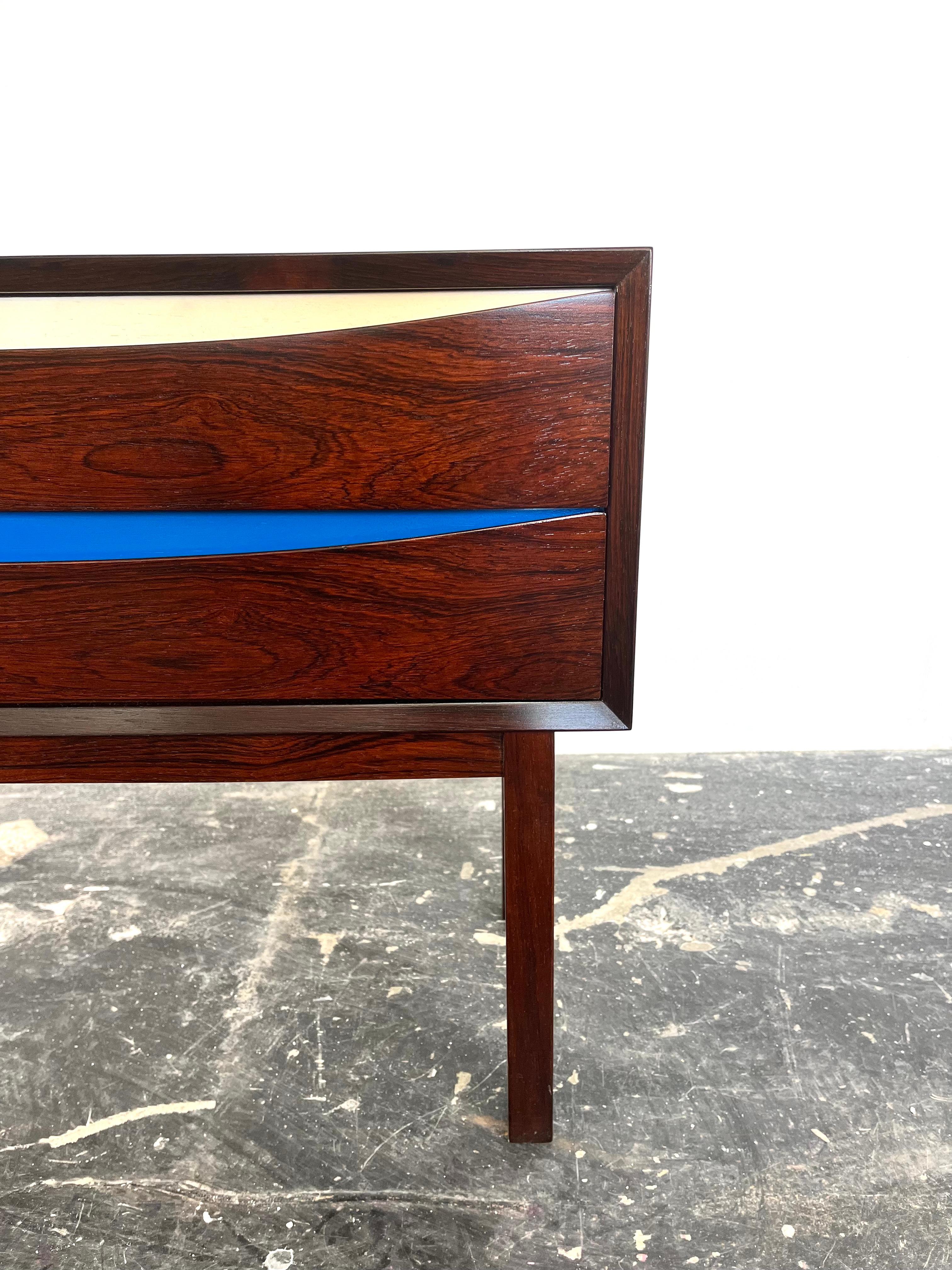 Pair of Danish Nightstands in Rosewood in the style of Arne Vodder In Excellent Condition In San Diego, CA