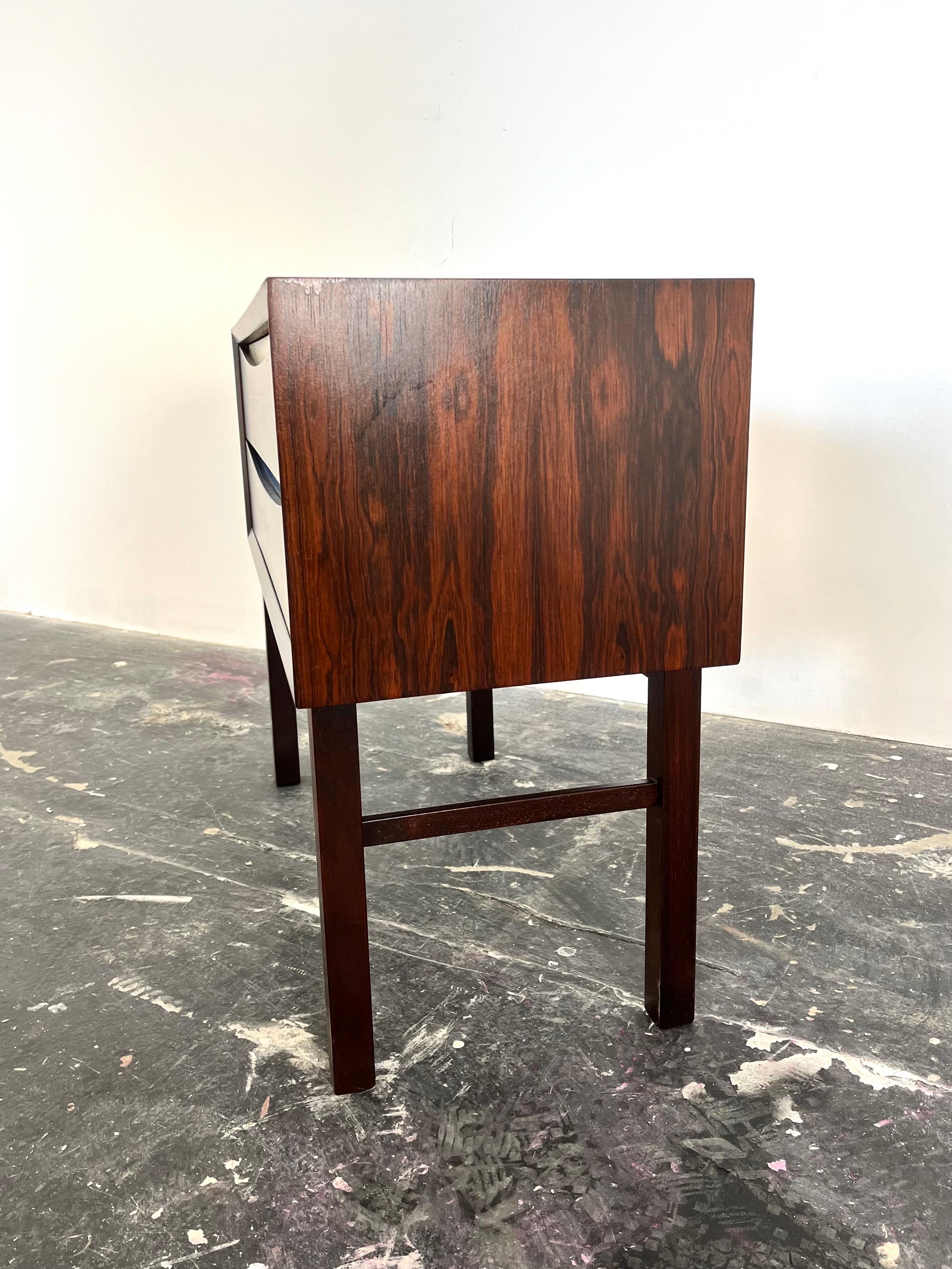 Contemporary Pair of Danish Nightstands in Rosewood in the style of Arne Vodder