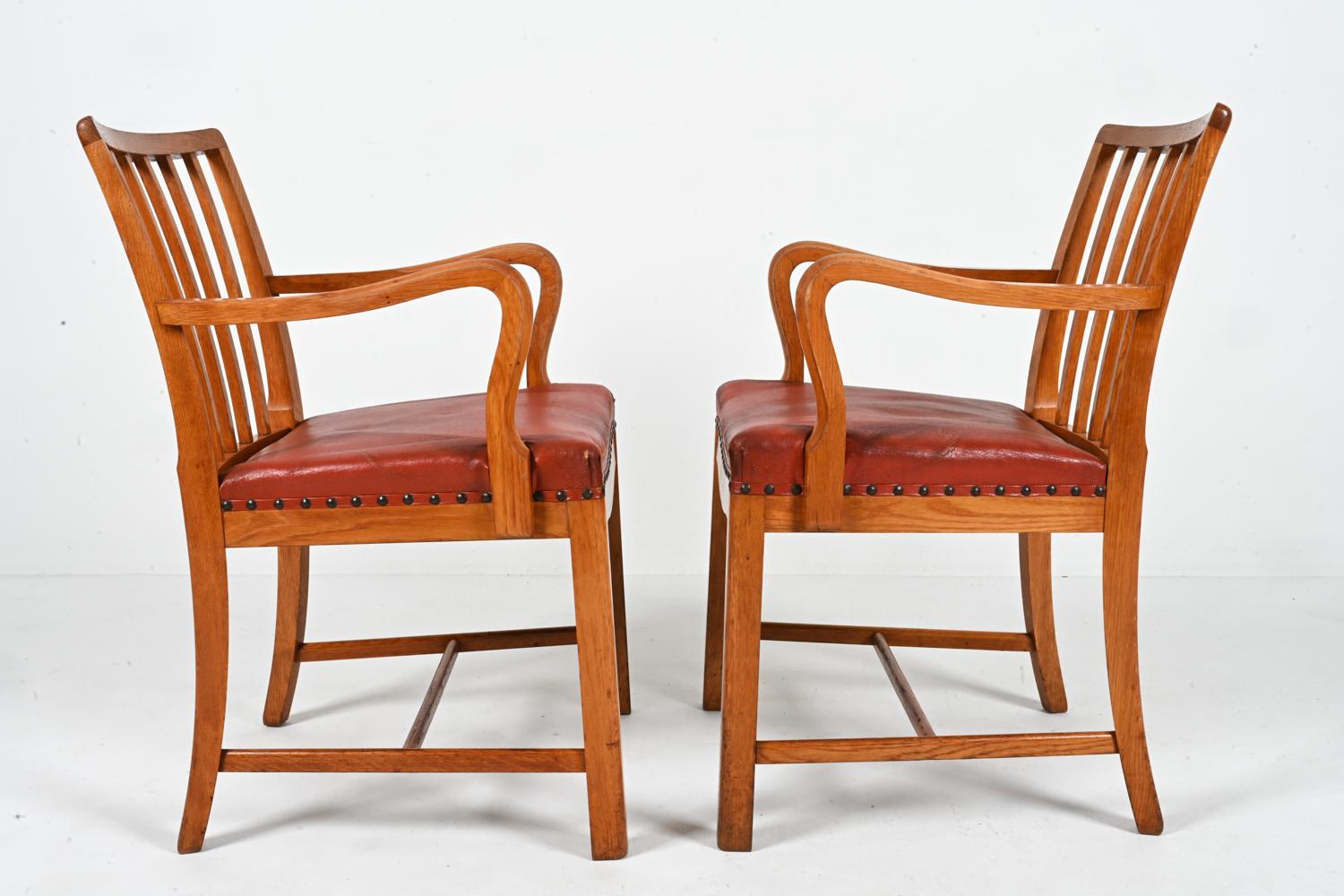 Paire de fauteuils danois en chêne attribués à Steen Eiler Rasmussen, vers les années 1950 en vente 10