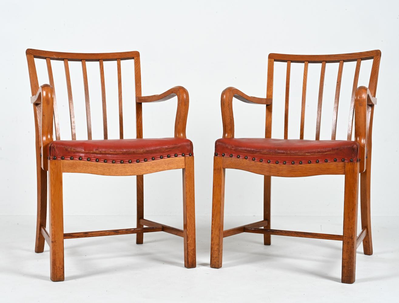 Ein außergewöhnlicher Fund für den anspruchsvollen Sammler - ein seltenes Paar dänischer Sessel aus der Mitte des Jahrhunderts, die Steen Eiler Rasmussen zugeschrieben werden. Diese Stühle stammen aus den 1940er bis 1950er Jahren und verkörpern mit
