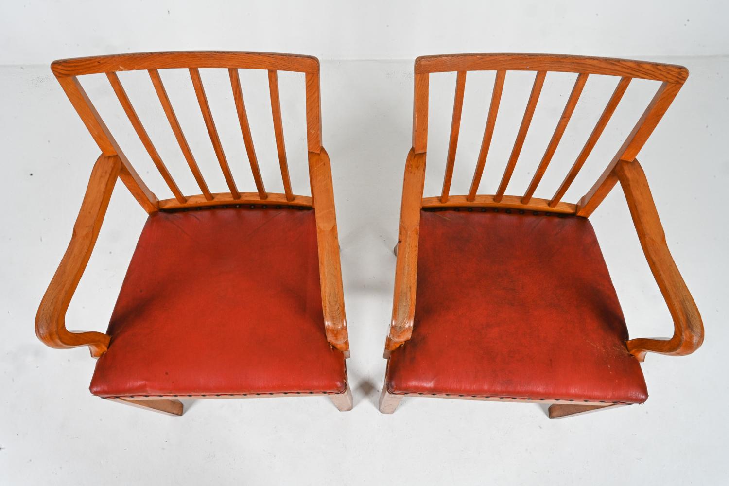 Paire de fauteuils danois en chêne attribués à Steen Eiler Rasmussen, vers les années 1950 État moyen - En vente à Norwalk, CT