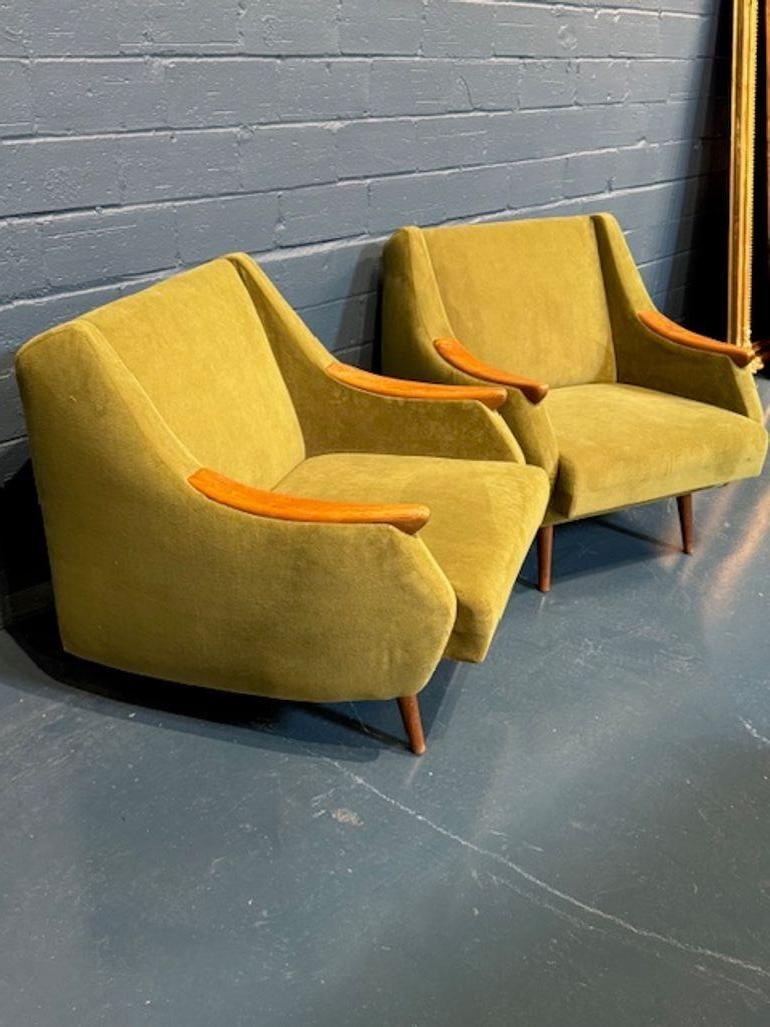 Elegia il tuo spazio abitativo con questa coppia di sedie club Mid Century in Oak danese, che incarnano l'eleganza senza tempo dell'era del design Mid-Century Modern. Realizzate con attenzione ai dettagli, queste sedie offrono stile e comfort,