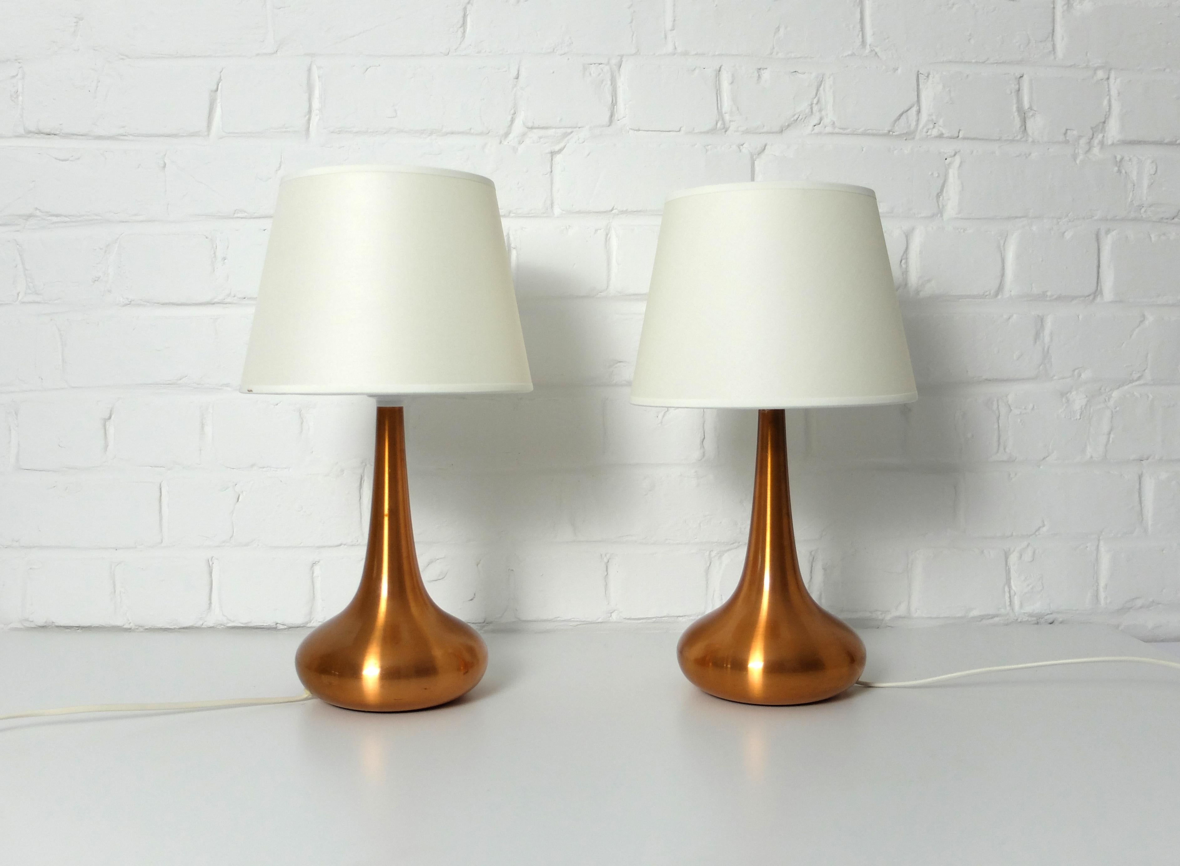 Ein Paar Orient Tischlampen aus gebürstetem Kupfer. Entwurf von Jo Hammerborg, 1957, für Fog & Morup, Dänemark. 

Jo Hammerborg ist seit über 20 Jahren künstlerischer Leiter von Fog & Morup. Er entwarf eine Vielzahl von Modellen, darunter auch die
