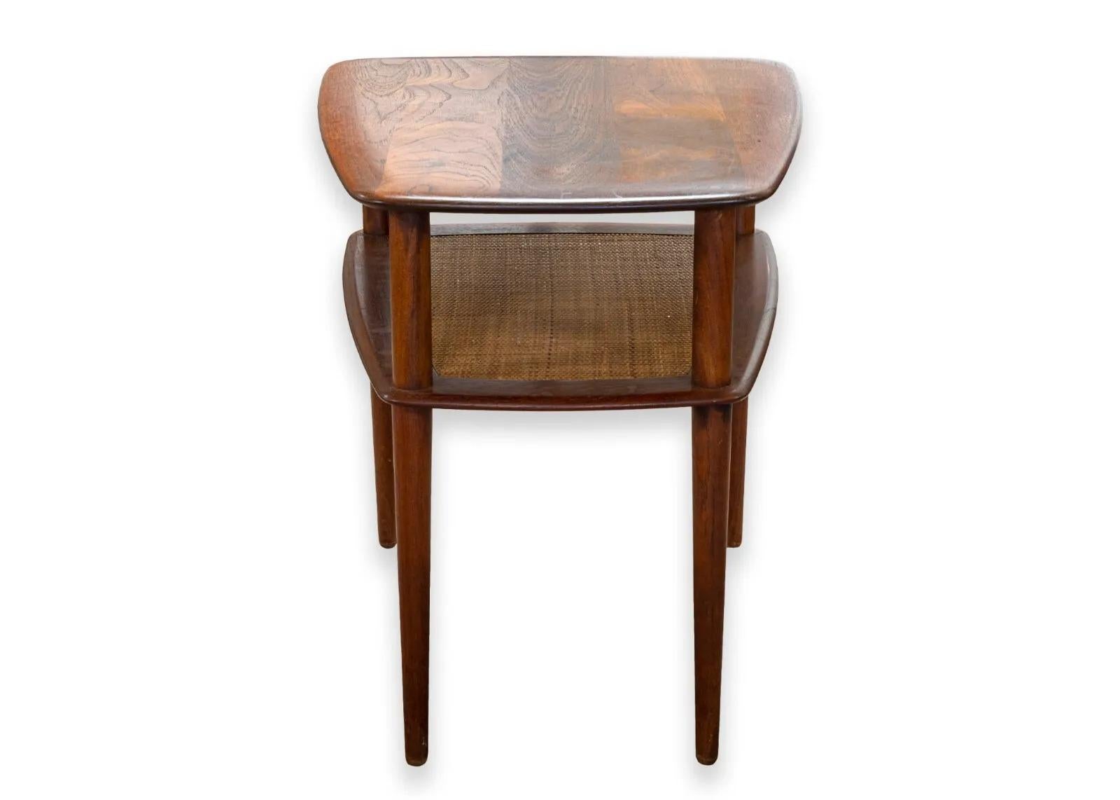 20ième siècle Paire de tables d'appoint danoises Peter Hvidt pour John Stuart à deux niveaux en rotin en vente