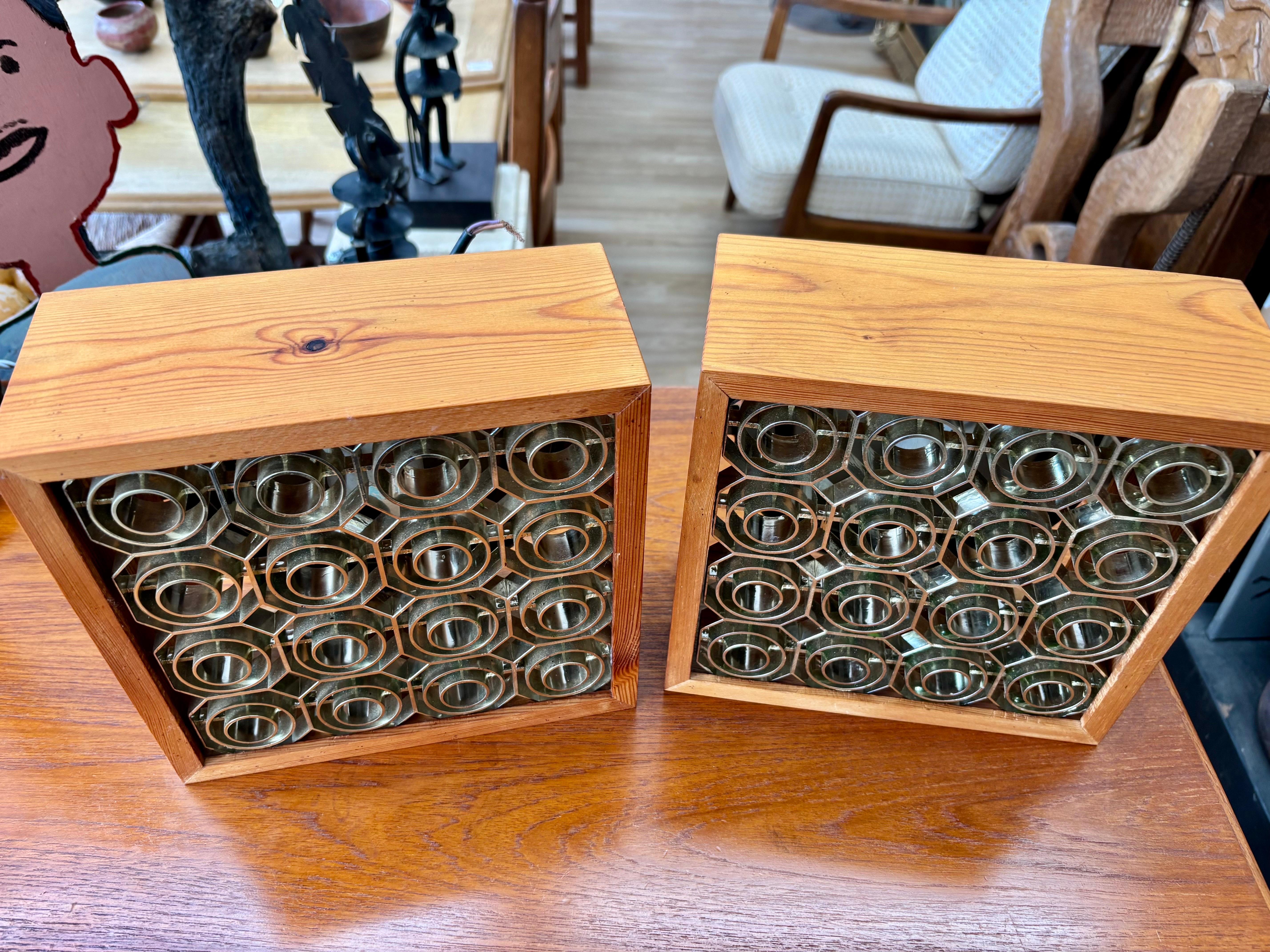 Paire de luminaires vintage danois modernes à encastrer en pin avec des grilles métalliques amovibles. Un éclairage élégant parfait pour les espaces avec des plafonds bas ou pour donner un look épuré. 9 