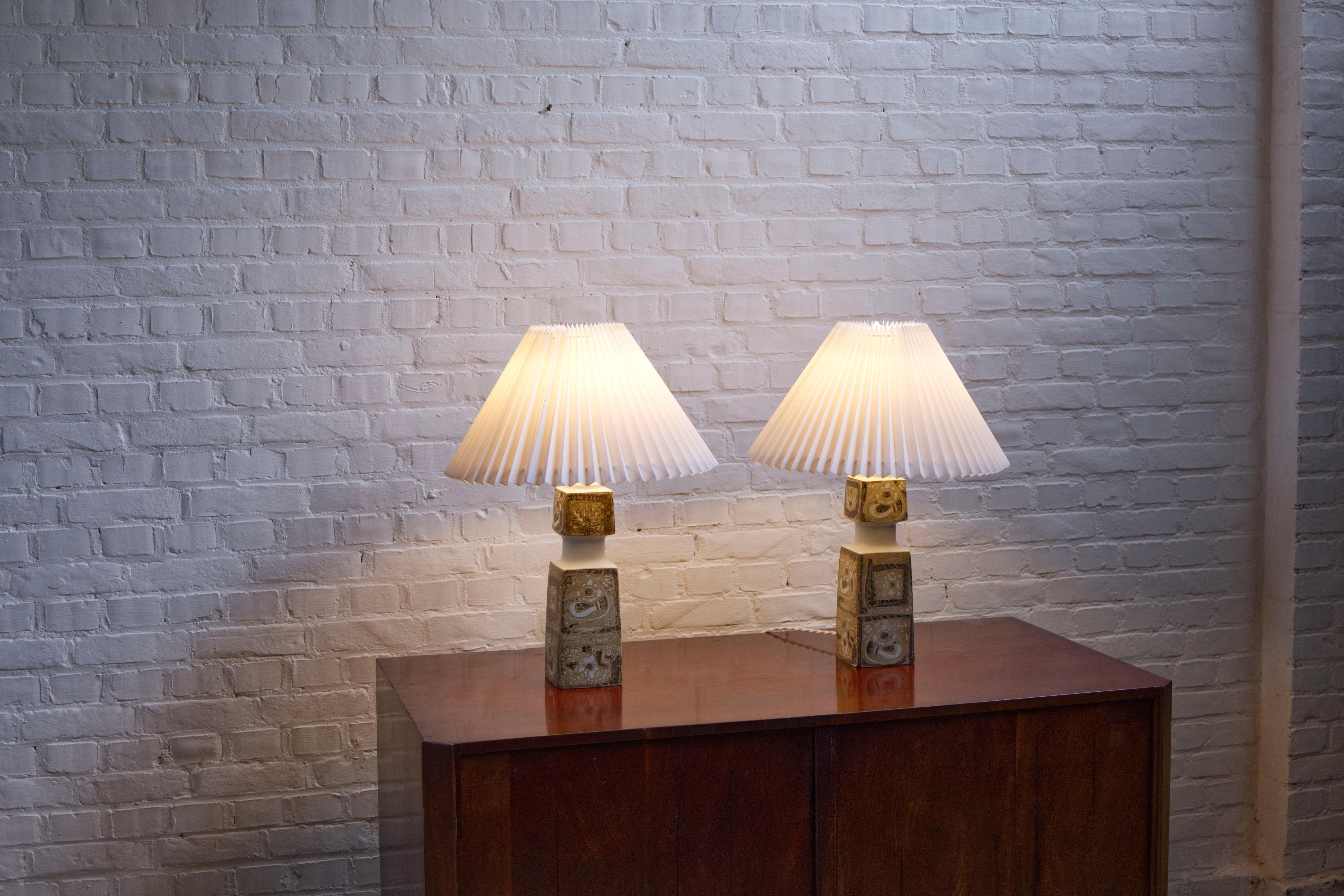 Pair of Danish Porcelain Baca Table Lamps by Nils Thorsson for Royal Copenhagen in vendita 6