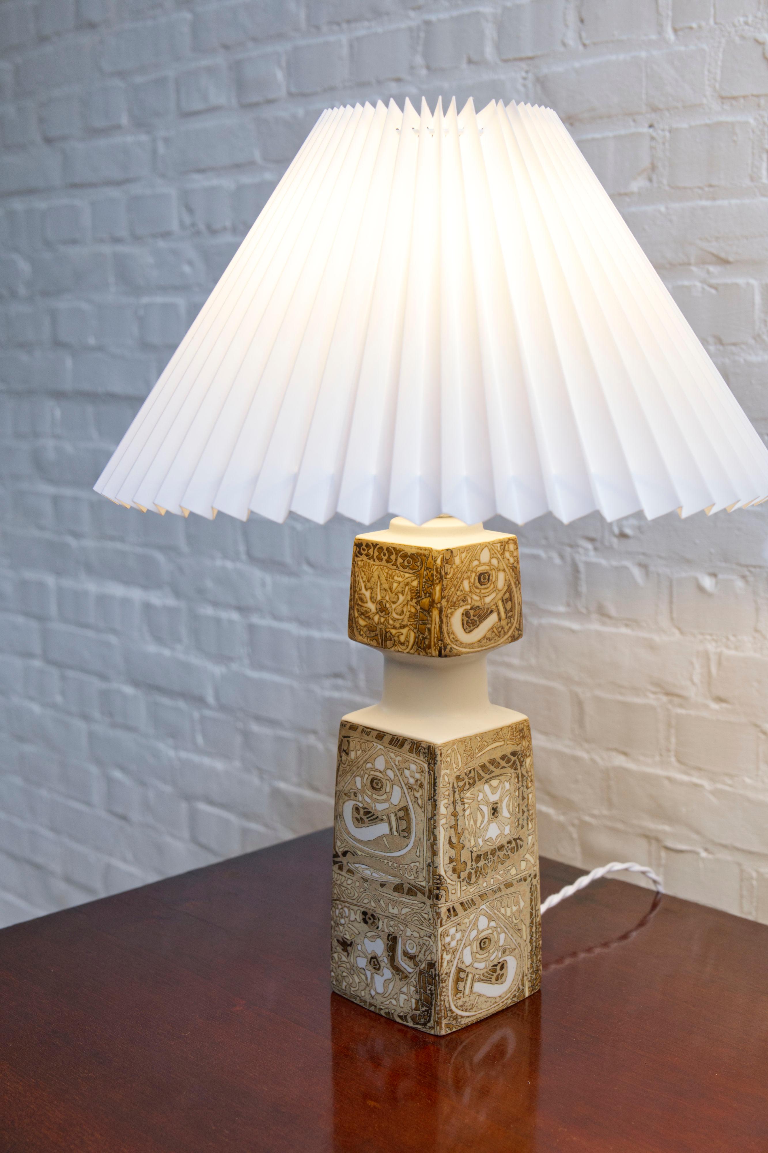 Pair of Danish Porcelain Baca Table Lamps by Nils Thorsson for Royal Copenhagen in vendita 8