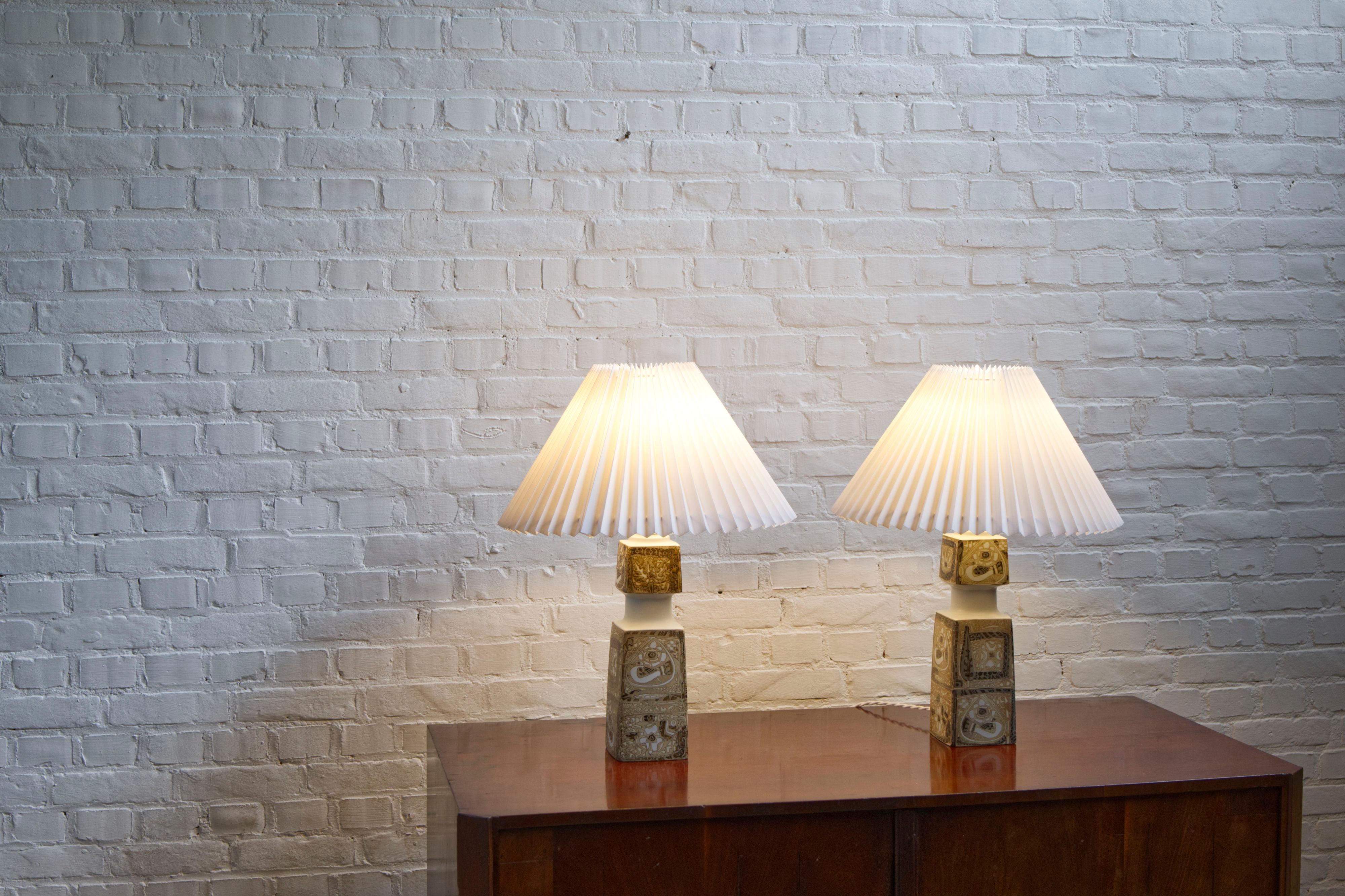 Pair of Danish Porcelain Baca Table Lamps by Nils Thorsson for Royal Copenhagen in vendita 9