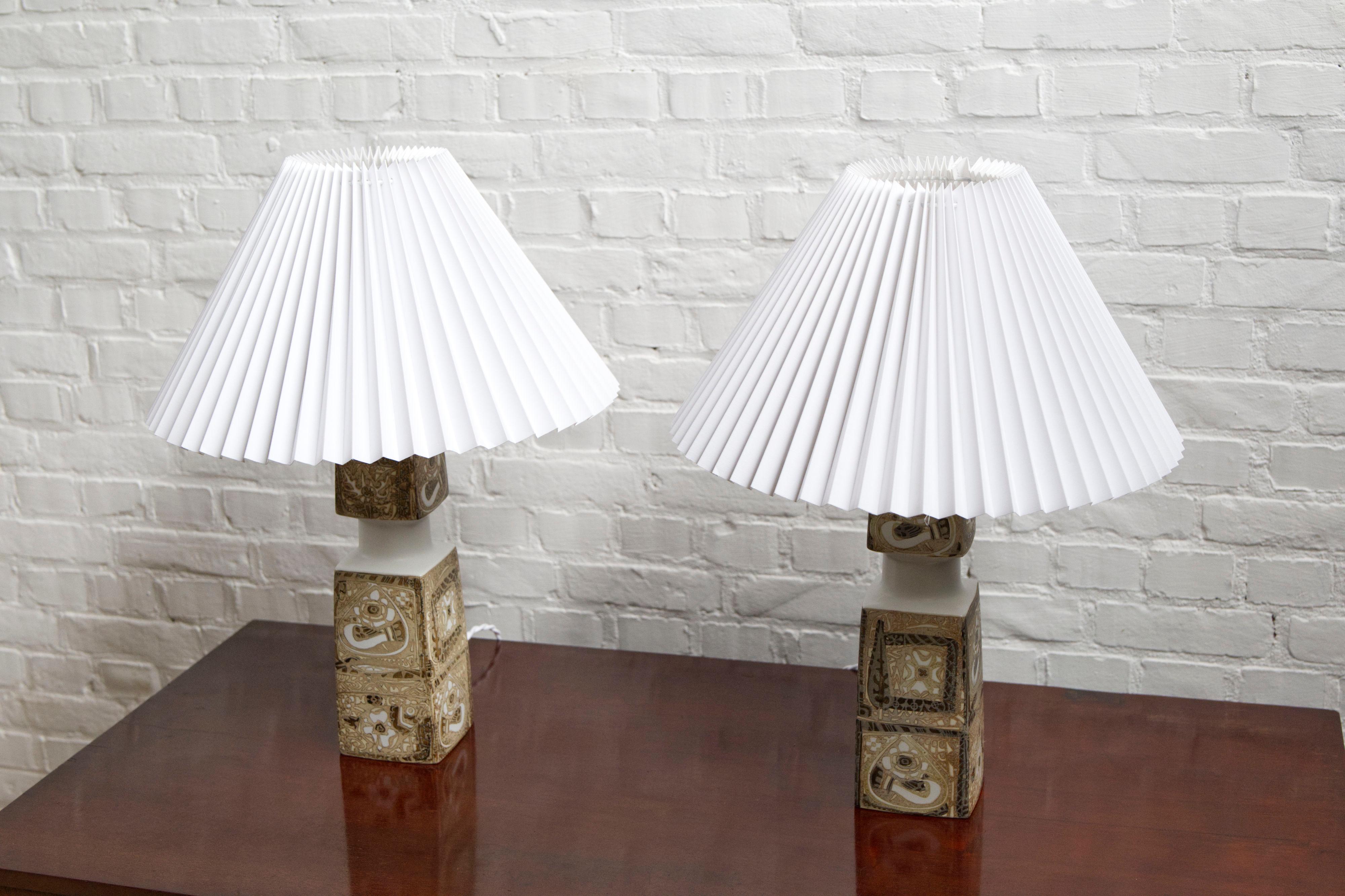 Pair of Danish Porcelain Baca Table Lamps by Nils Thorsson for Royal Copenhagen in vendita 11