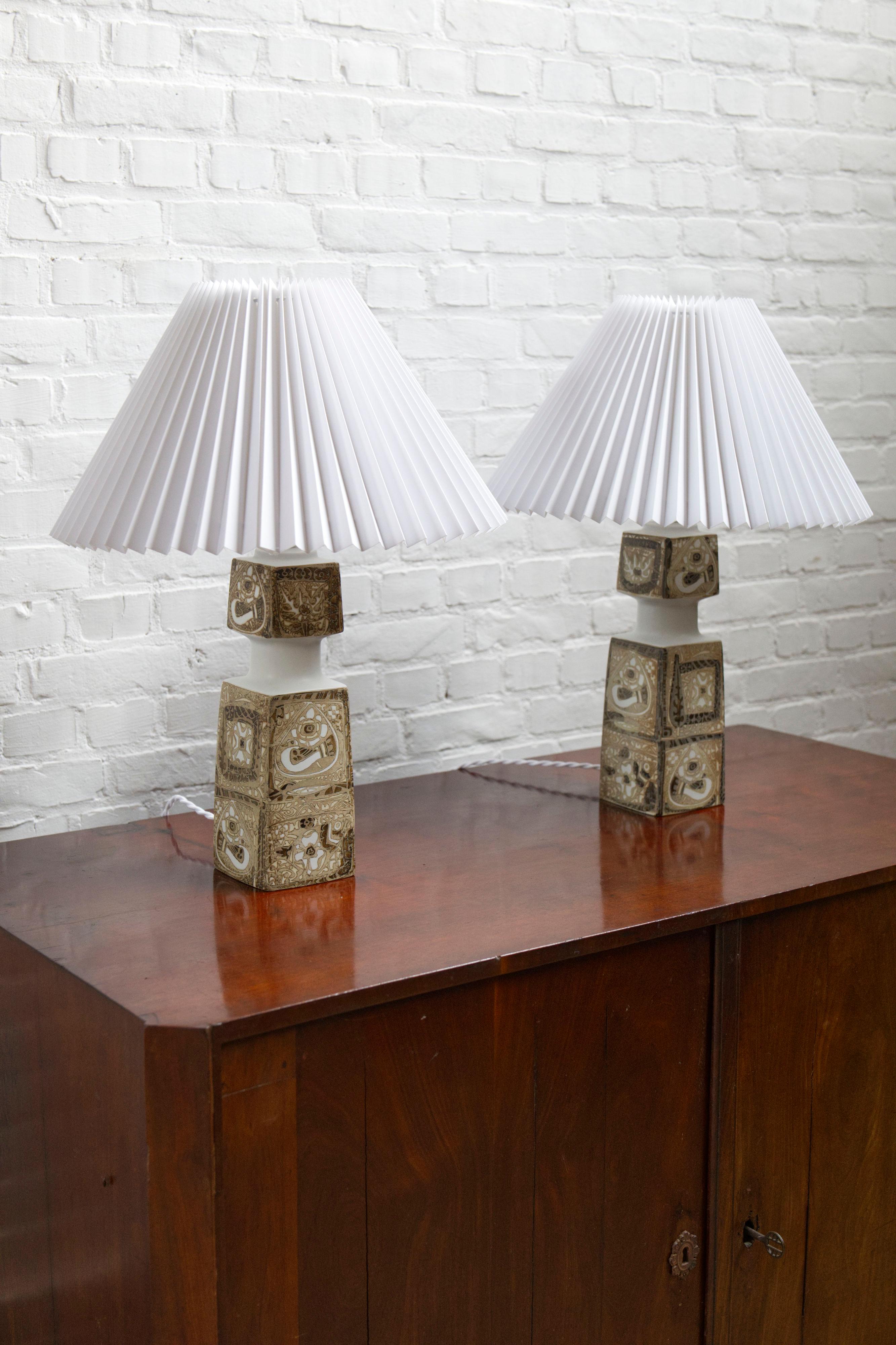 Pair of Danish Porcelain Baca Table Lamps by Nils Thorsson for Royal Copenhagen – 1960s

This rare pair of Baca series table lamps was designed by Nils Thorsson for Royal Copenhagen in the 1960s, showcasing his distinctive artistic style and mastery