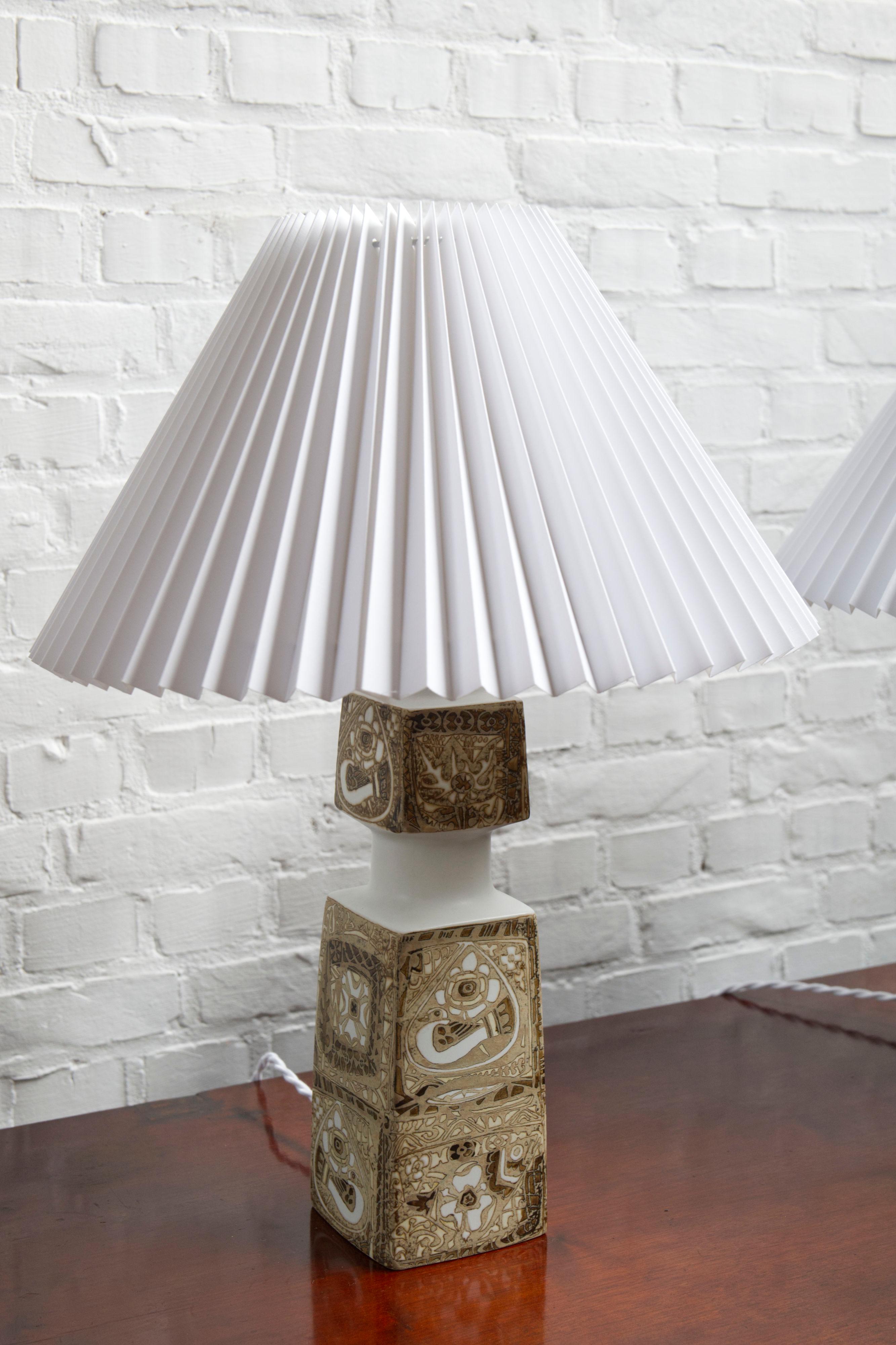 Pair of Danish Porcelain Baca Table Lamps by Nils Thorsson for Royal Copenhagen in vendita 12