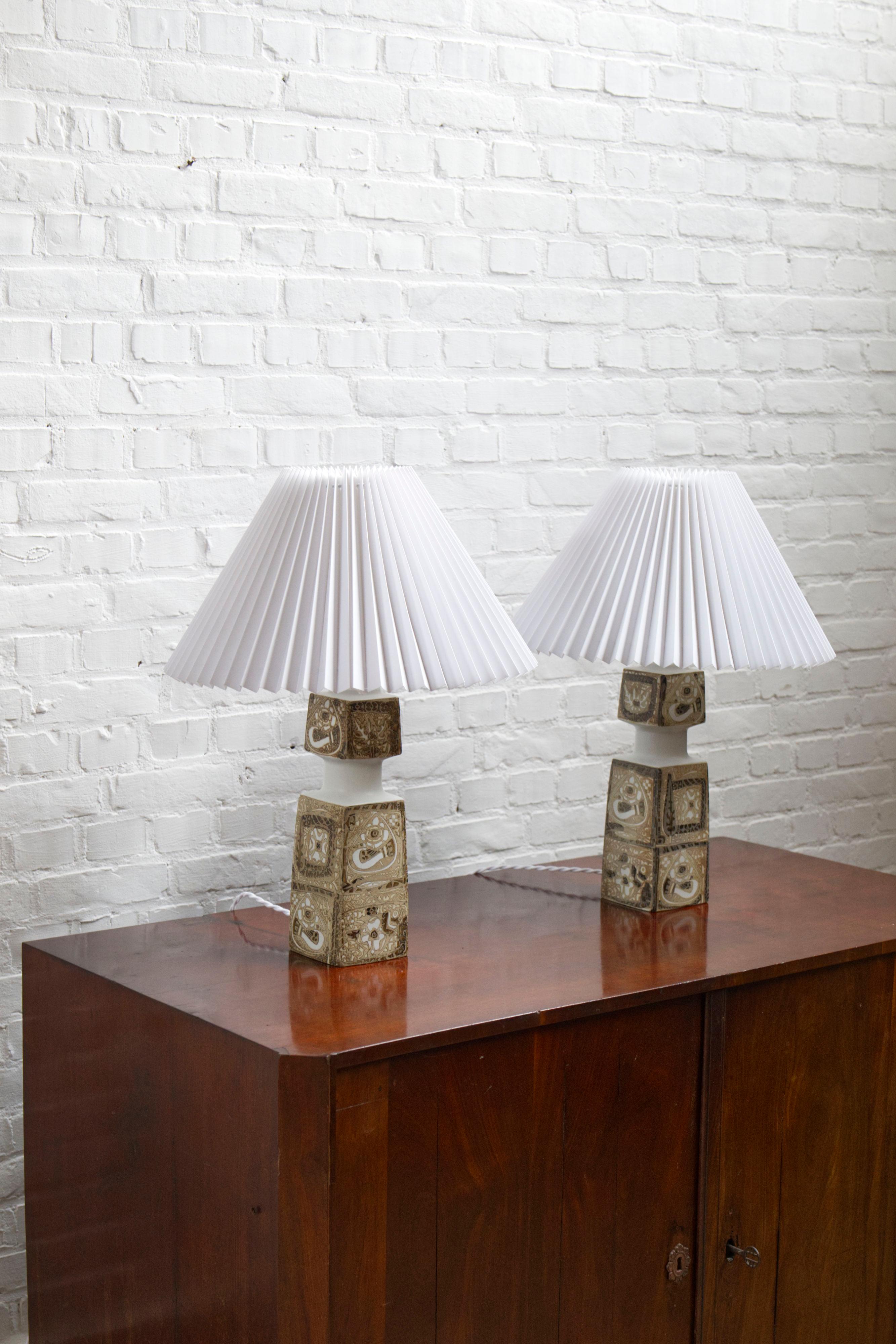 Scandinavo moderno Pair of Danish Porcelain Baca Table Lamps by Nils Thorsson for Royal Copenhagen in vendita