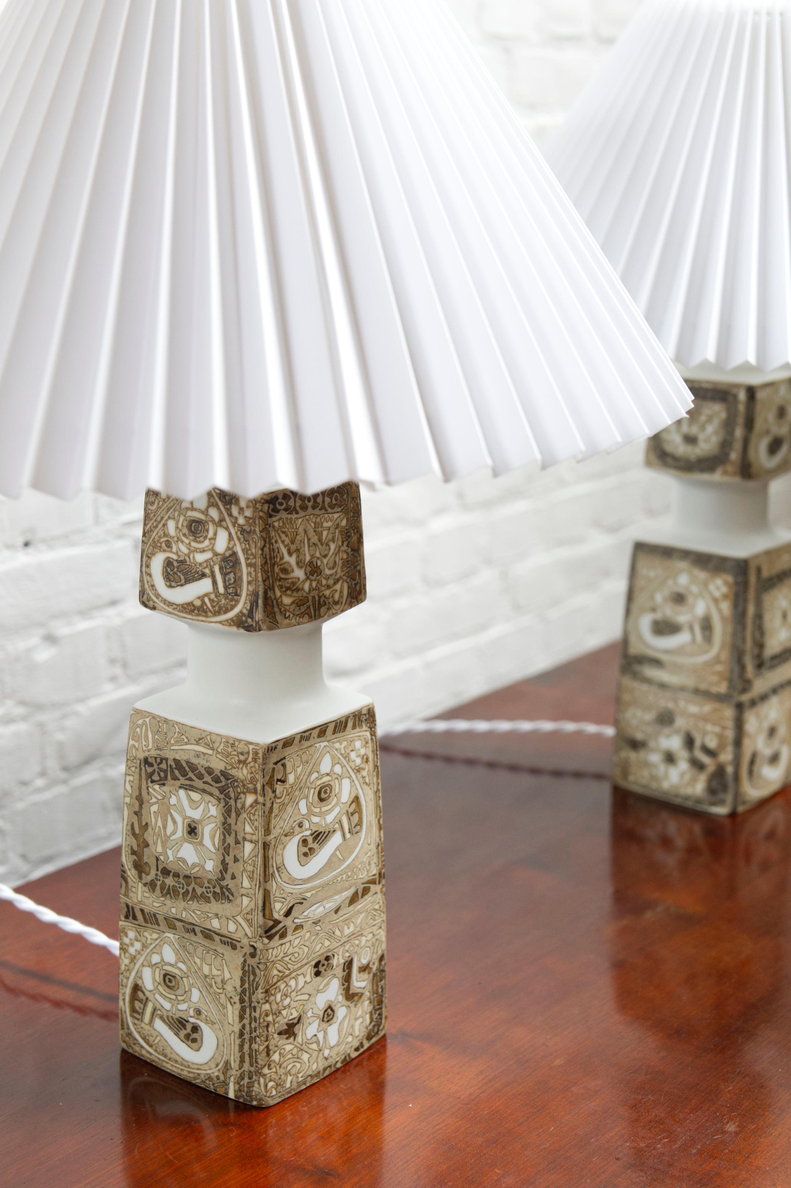 Pair of Danish Porcelain Baca Table Lamps by Nils Thorsson for Royal Copenhagen In condizioni buone in vendita a Balen, BE