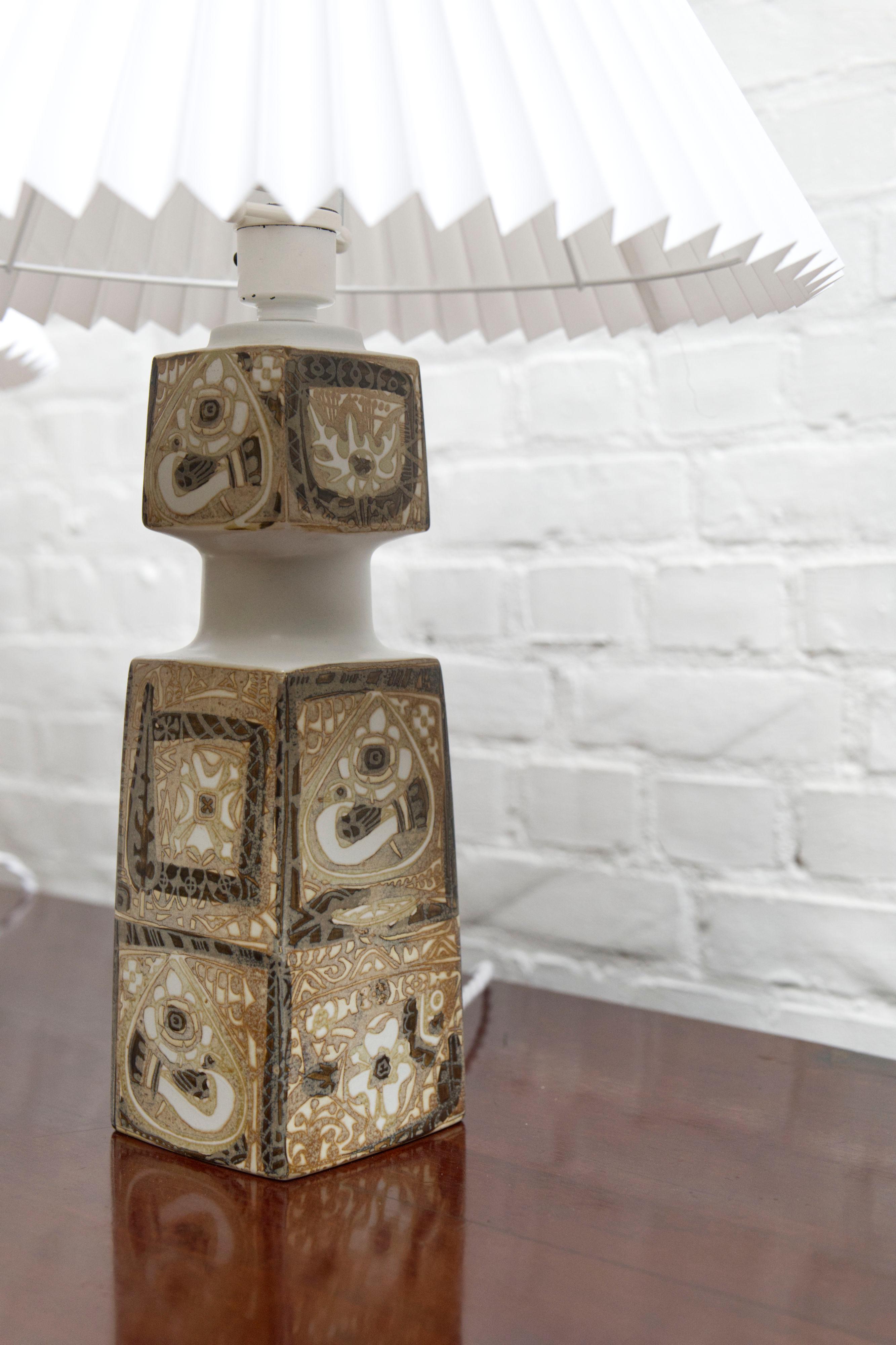 Metà XX secolo Pair of Danish Porcelain Baca Table Lamps by Nils Thorsson for Royal Copenhagen in vendita