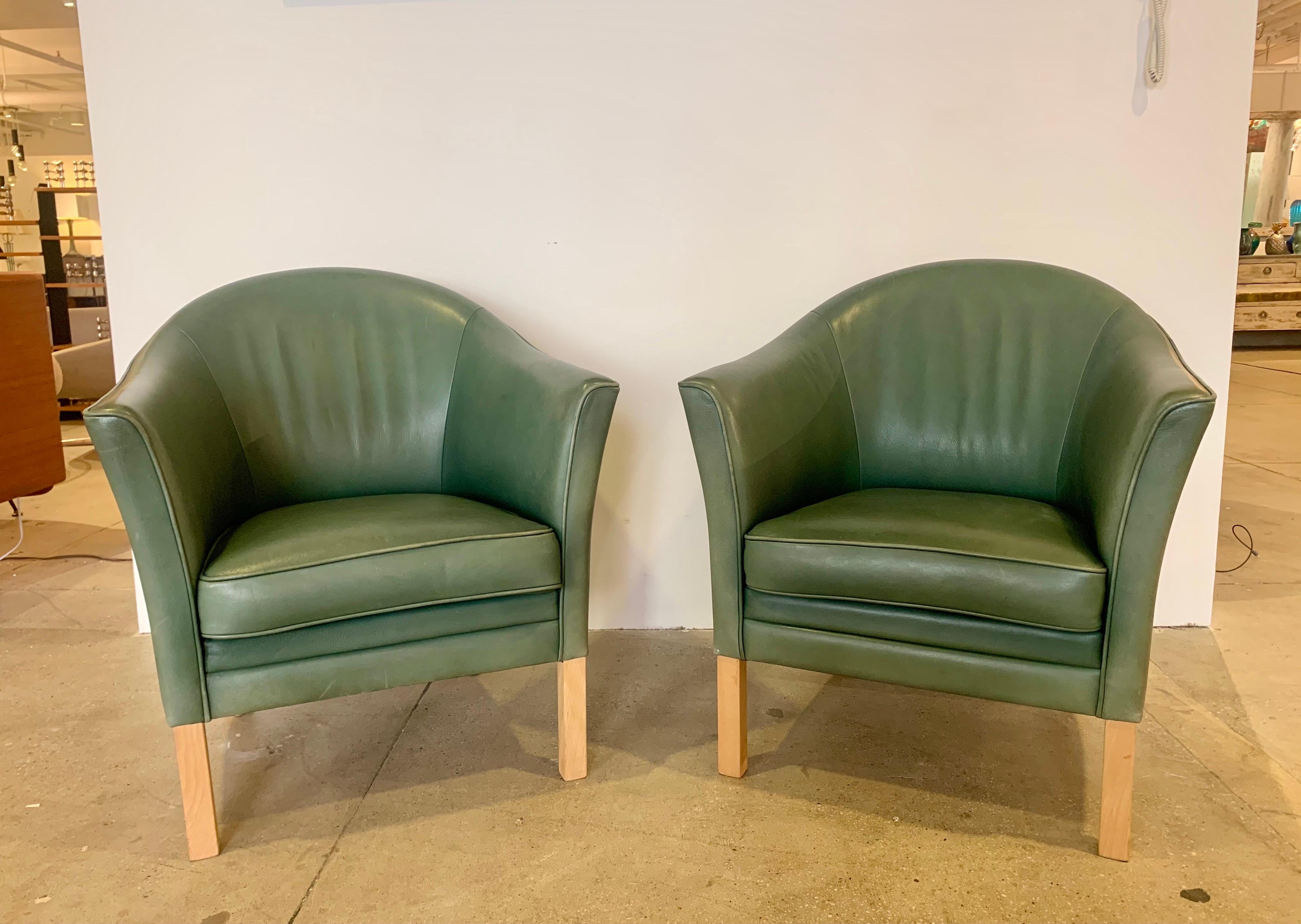 A pair of Danish leather 1980s “Queen” chairs designed by Lars Kalmar for Mogems Hansen. These Danish model MH80 lounge chairs were designed for Mogens Hansen in collaboration with architect Lars Kalmar in a successful attempt to create a universal,