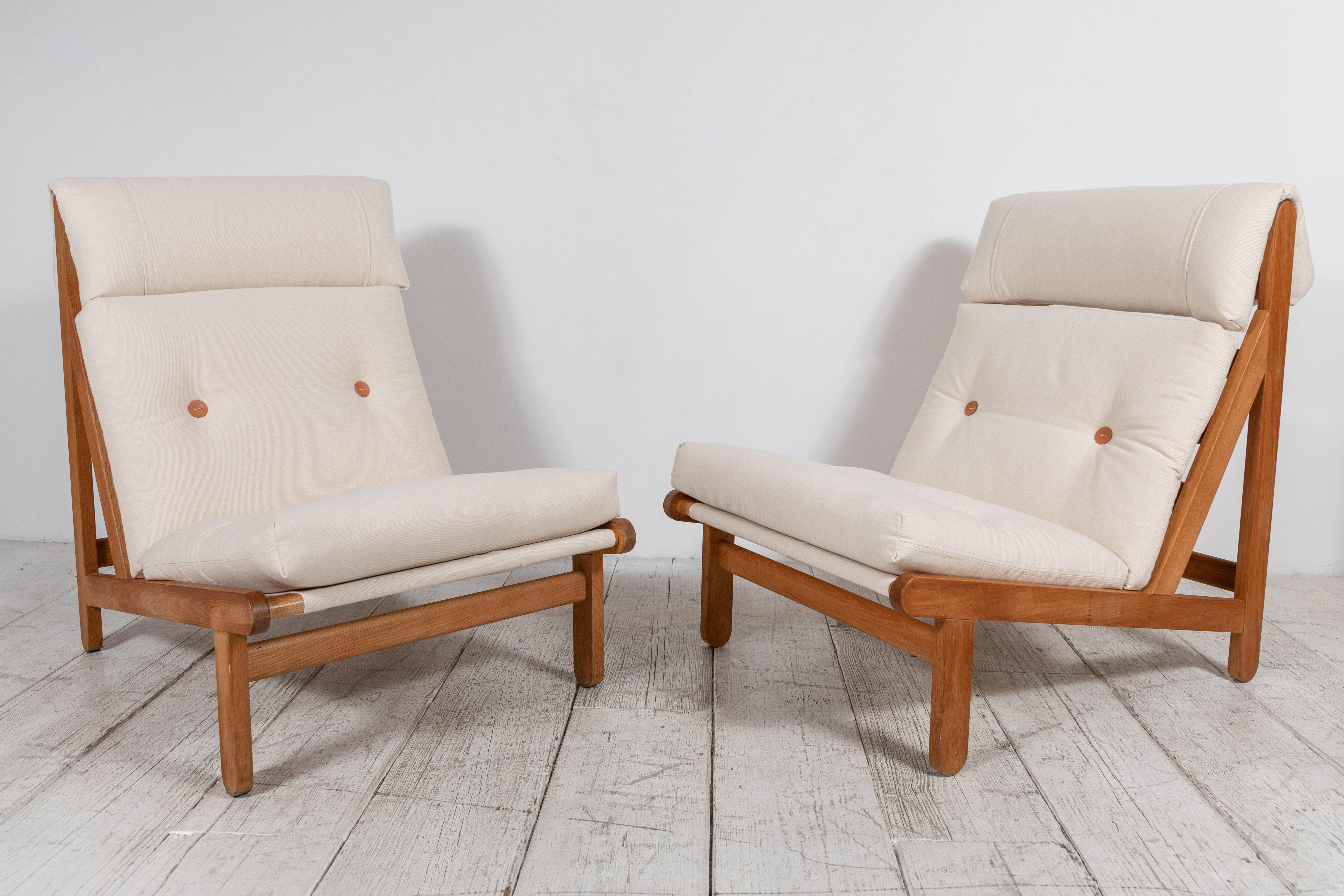 Rare and very sought after easy lounge chair designed by Bernt Petersen for Schiang Furniture of Denmark in 1966. Wooden frame with loose cushions in seat and back upholstered with white hemp canvas fitted with leather buttons. Neckrest and seat