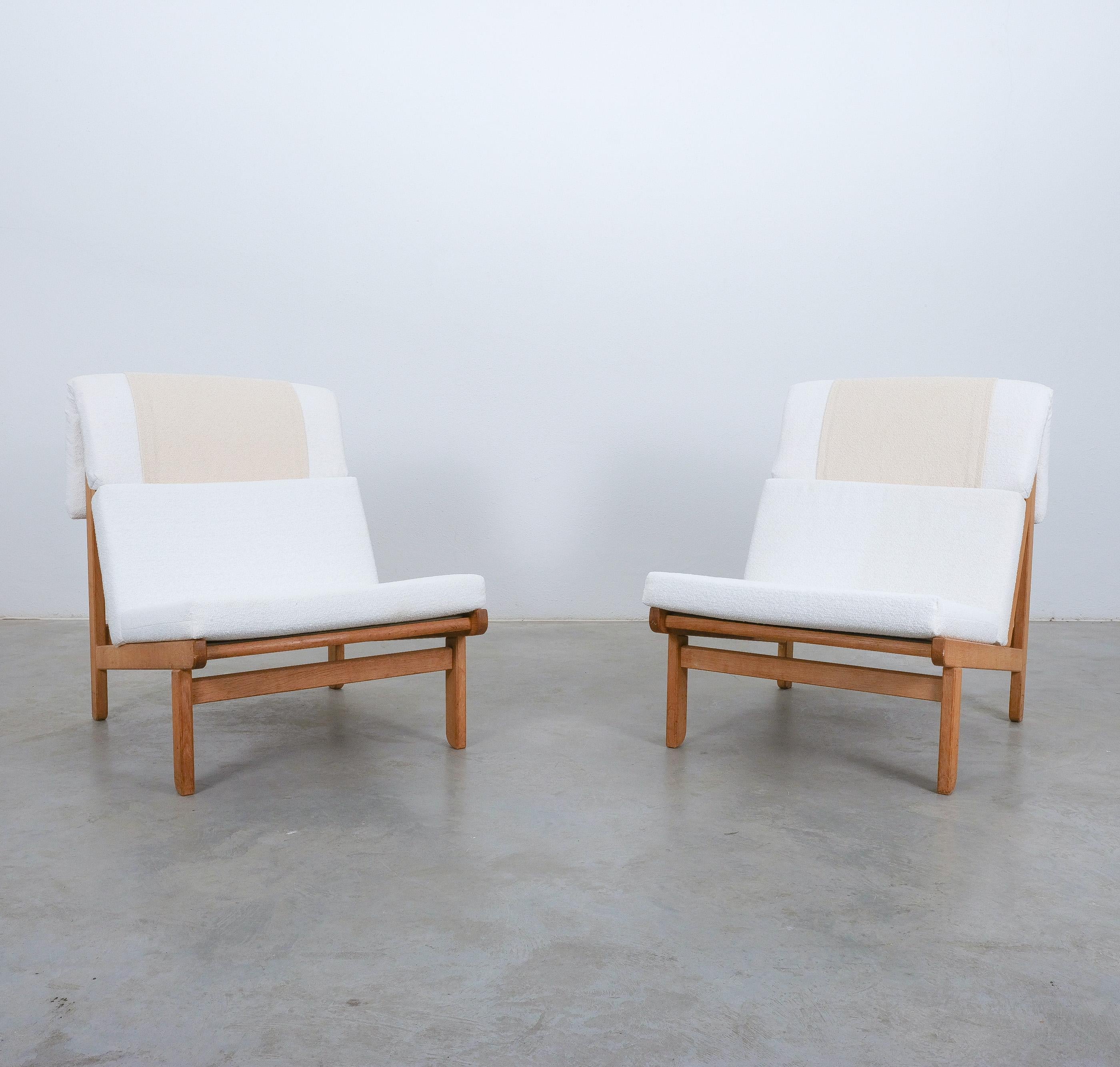 Bernt Petersen (1937-2017) 2 oak armchairs with white upholstered Bouclé cushions, Denmark 1966- Priced as a pair.

Rare and very sought after pair of easy lounge chair designed by Bernt Petersen for Schiang Furniture of Denmark in 1966. Oak frames