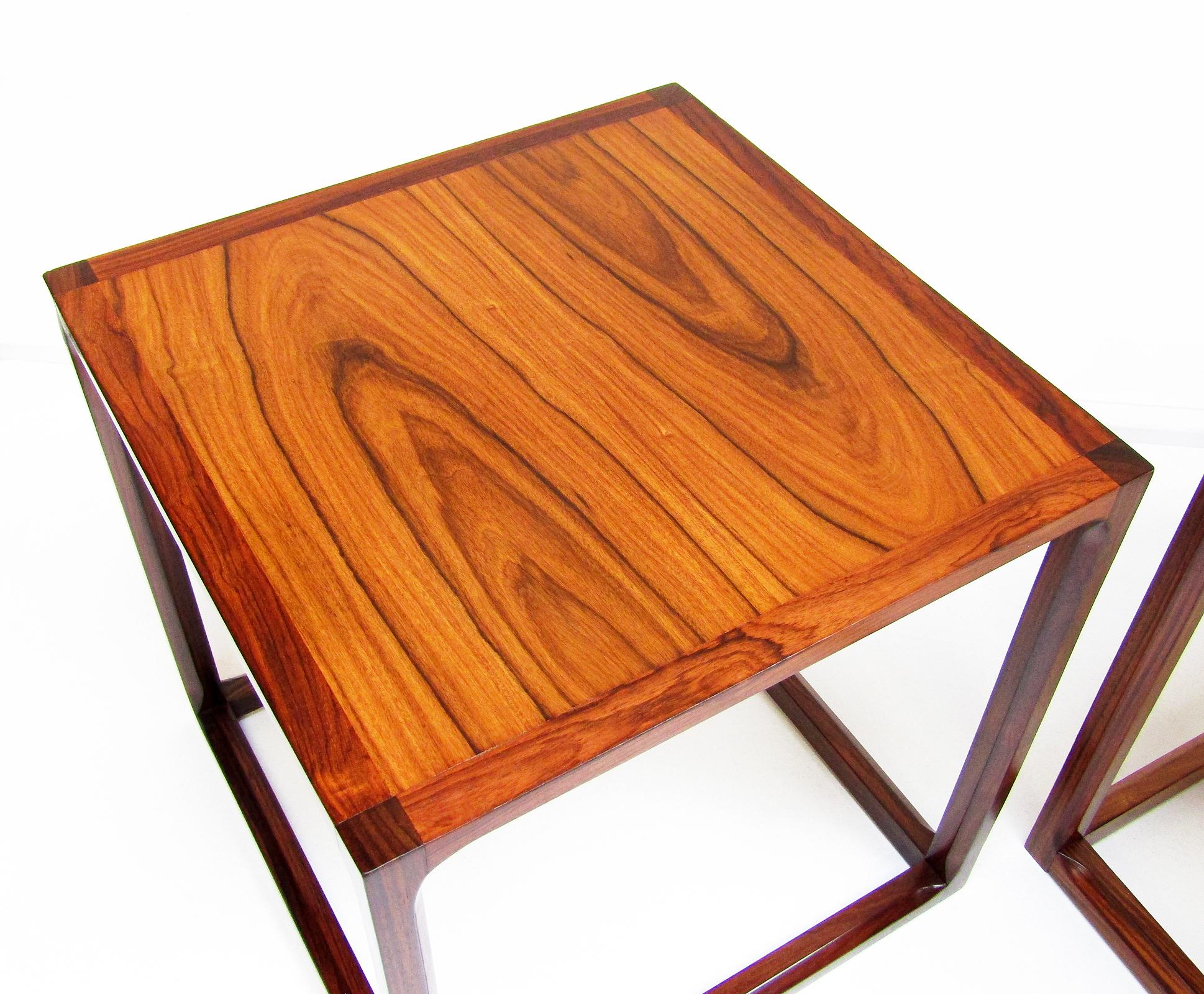 Danois Paire de tables/tables de nuit cubiques danoises en bois de rose des années 1960 par Kai Kristiansen en vente