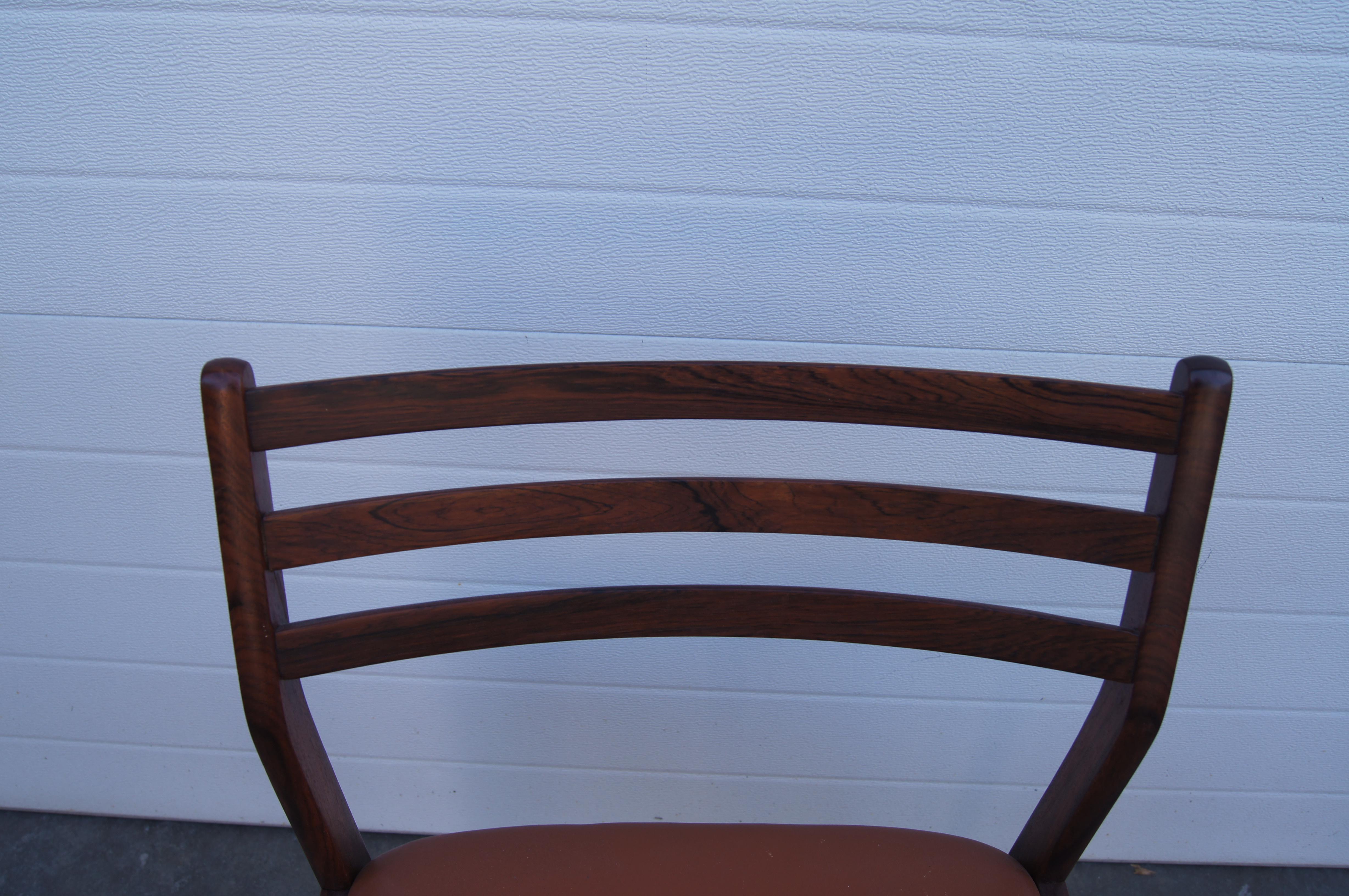 Scandinave moderne Paire de chaises d'appoint danoises en bois de rose et cuir en vente