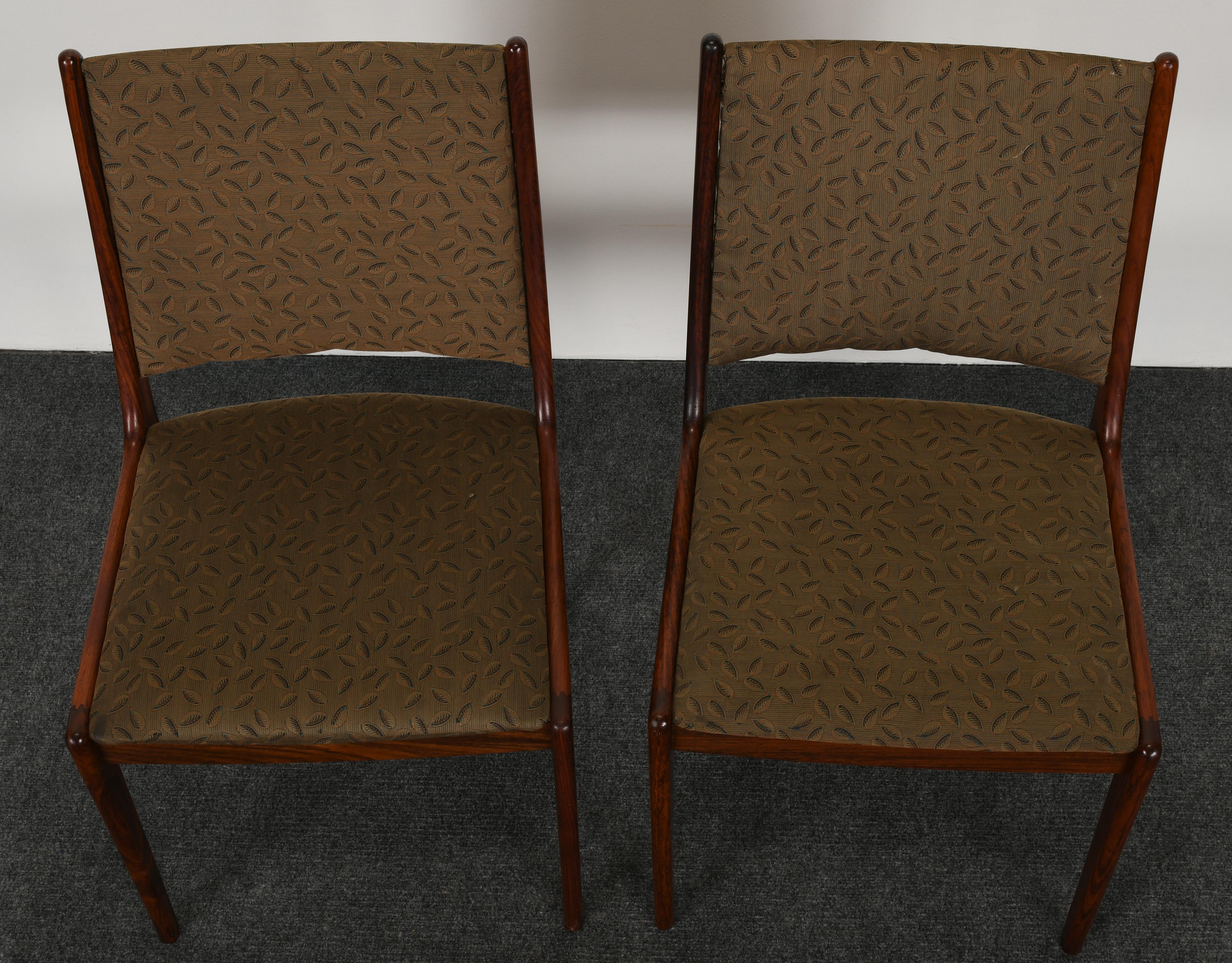 An exquisite pair of Danish rosewood side chairs by Johannes Andersen for Uldum Mobelfabrik. The chairs are structurally sound, however, new upholstery necessary. 

Dimensions: 33.5