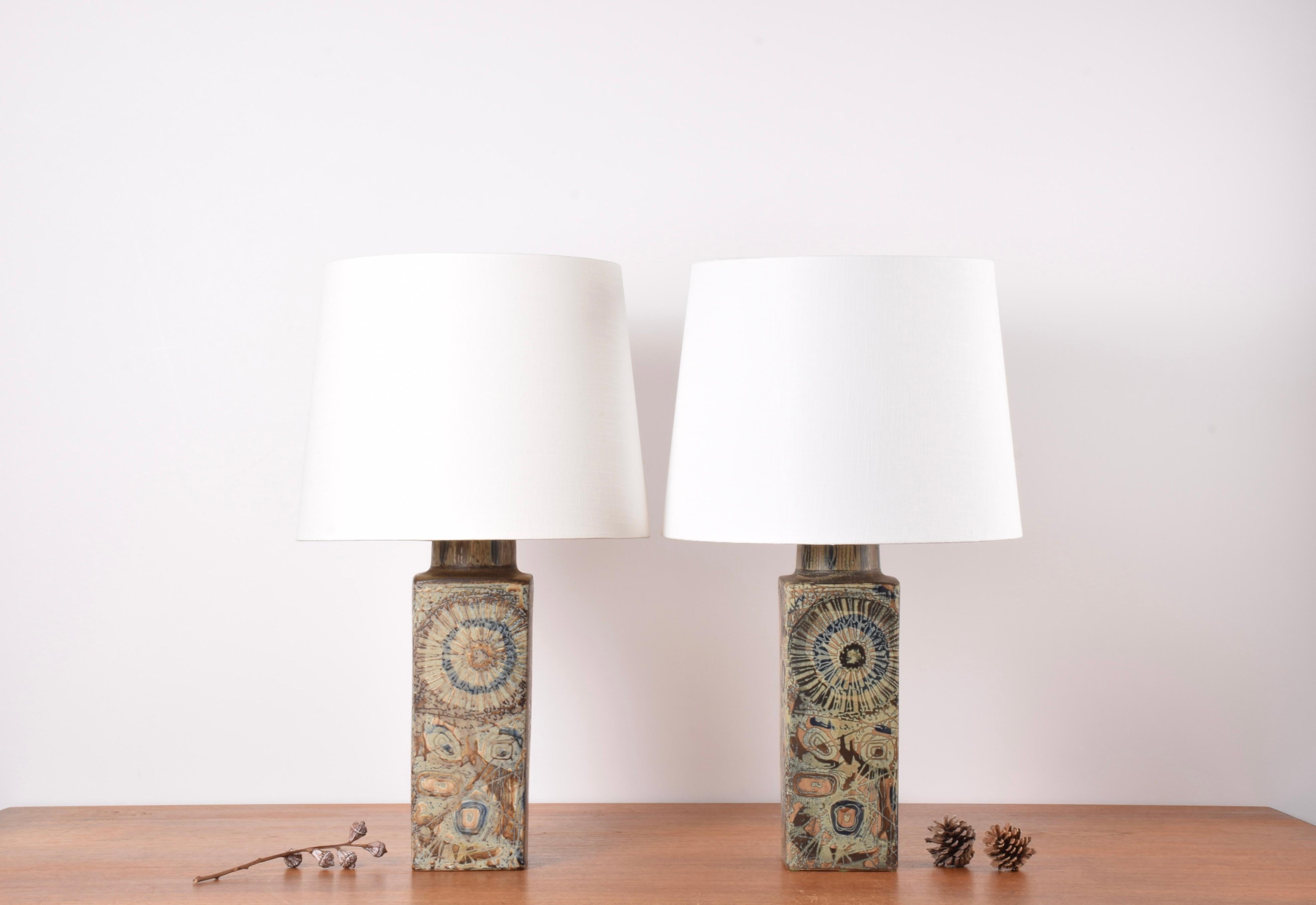 Ein Paar Tischlampen aus Keramik, entworfen von Nils Thorsson für Royal Copenhagen und Fog & Mørup, um 1970.
Sie sind mit einem abstrakten Blumendekor in brauner und blauer Mattglasur versehen. Die Oberseite ist taktil.

Im Lieferumfang enthalten