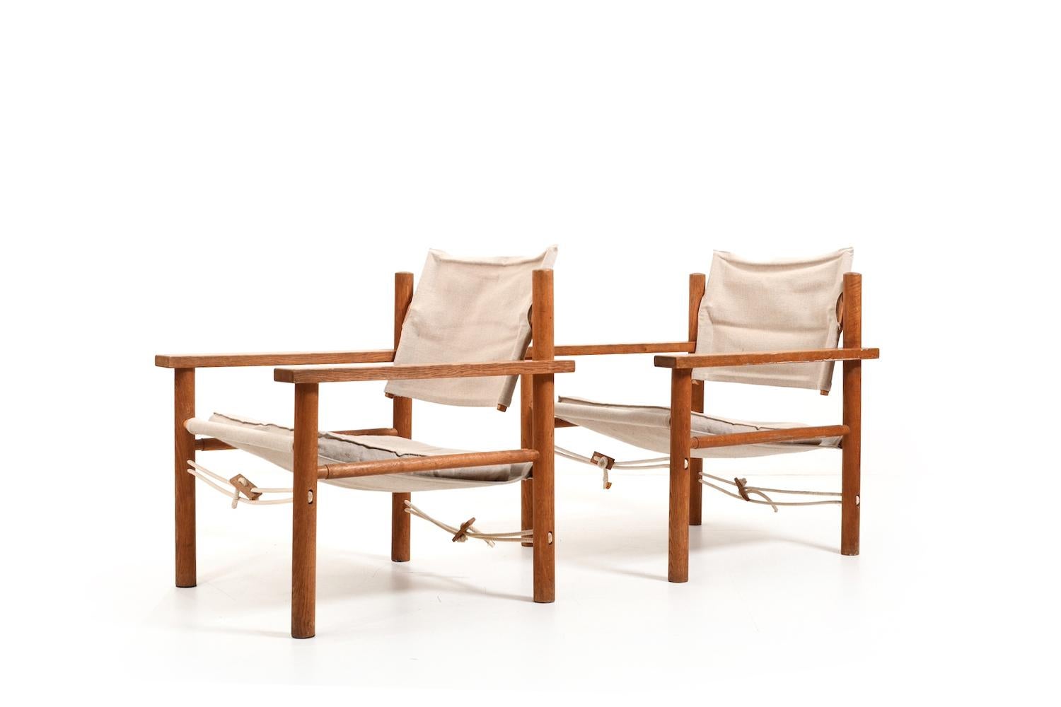 Paar Safari-Sessel aus massiver Eiche  und mit Leinenkissen und Stoff. Unbekannter dänischer Designer & Hersteller Anfang der 1960er Jahre. Sehr gute Qualität.