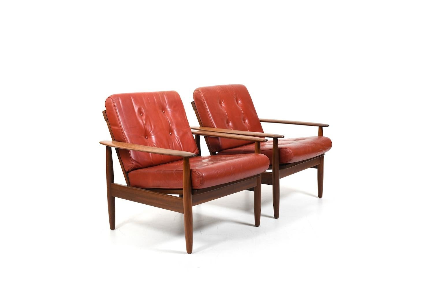 Paire de fauteuils danois/ scandinaves en teck esprit cuir des années 1960 en vente 3