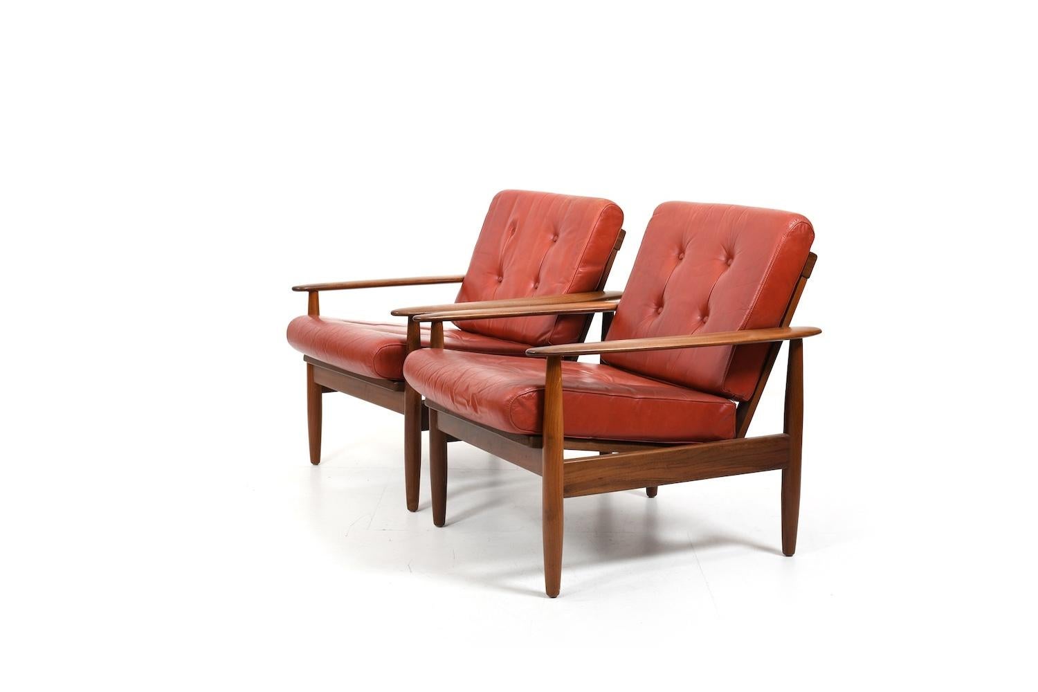 Paire de fauteuils danois/ scandinaves en teck esprit cuir des années 1960 en vente 4
