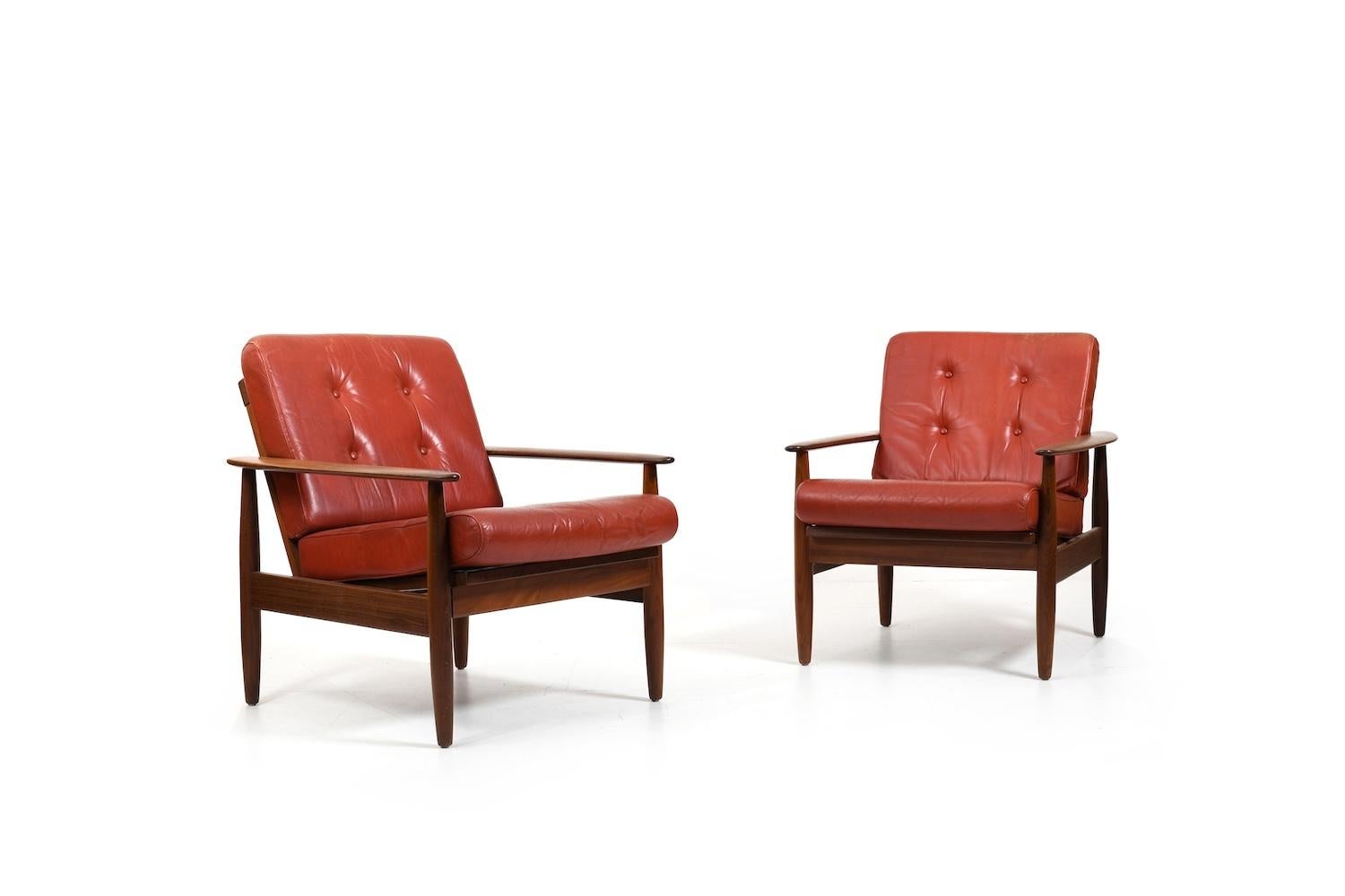 Paire de fauteuils scandinaves en teck et coussins d'origine en cuir rouge indien. Très bon état vintage, prêt à l'emploi. Prix pour l'ensemble.