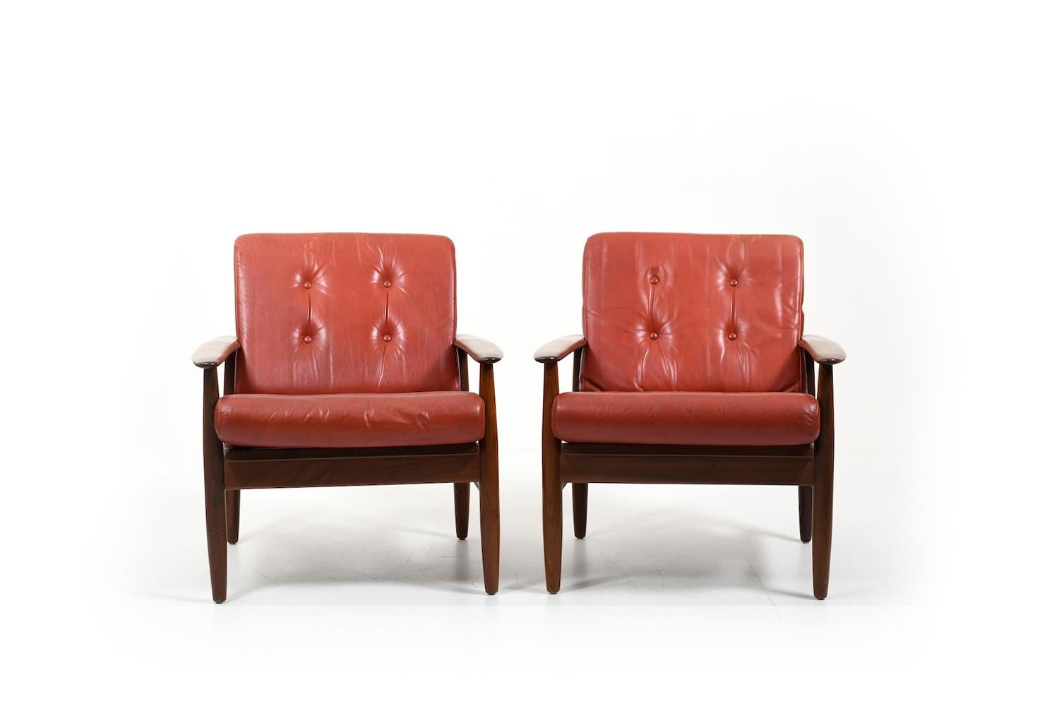 Scandinave moderne Paire de fauteuils danois/ scandinaves en teck esprit cuir des années 1960 en vente