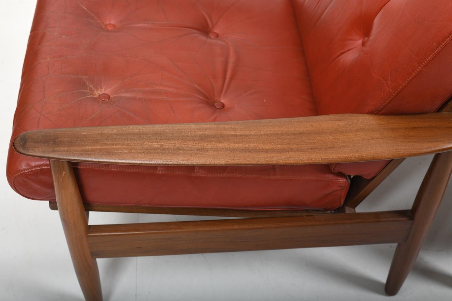 Paire de fauteuils danois/ scandinaves en teck esprit cuir des années 1960 en vente 1