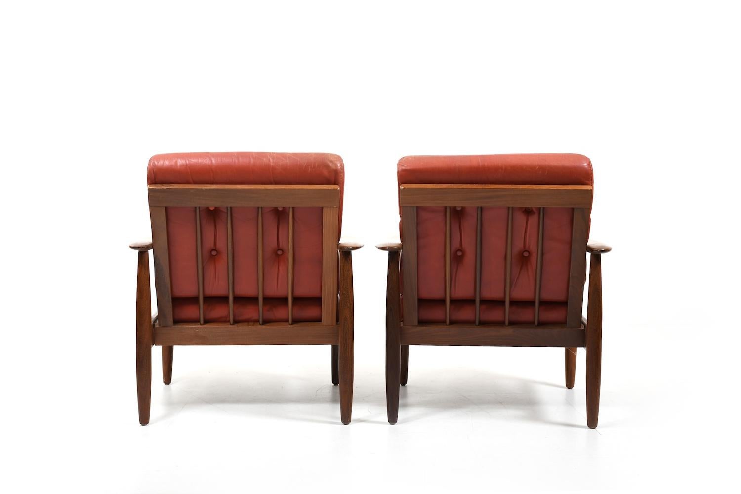 Paire de fauteuils danois/ scandinaves en teck esprit cuir des années 1960 en vente 2