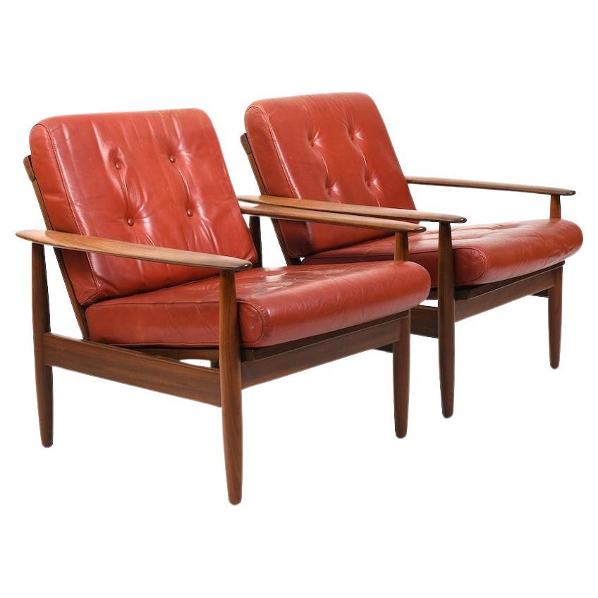 Paire de fauteuils danois/ scandinaves en teck esprit cuir des années 1960 en vente