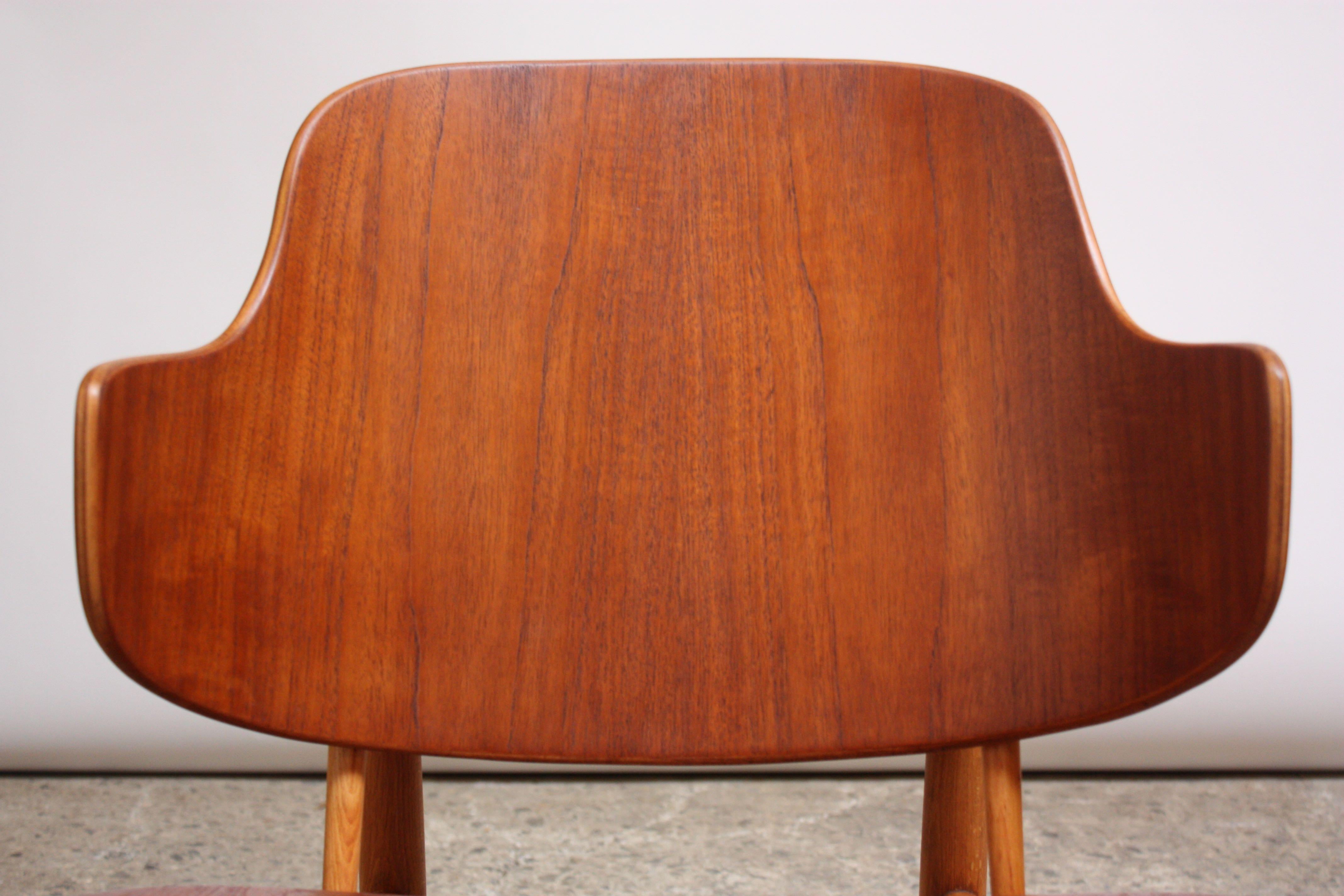 Pair of Danish Sculptural Shell Chairs by Ib Kofod-Larsen in Teak and Beech For Sale 7