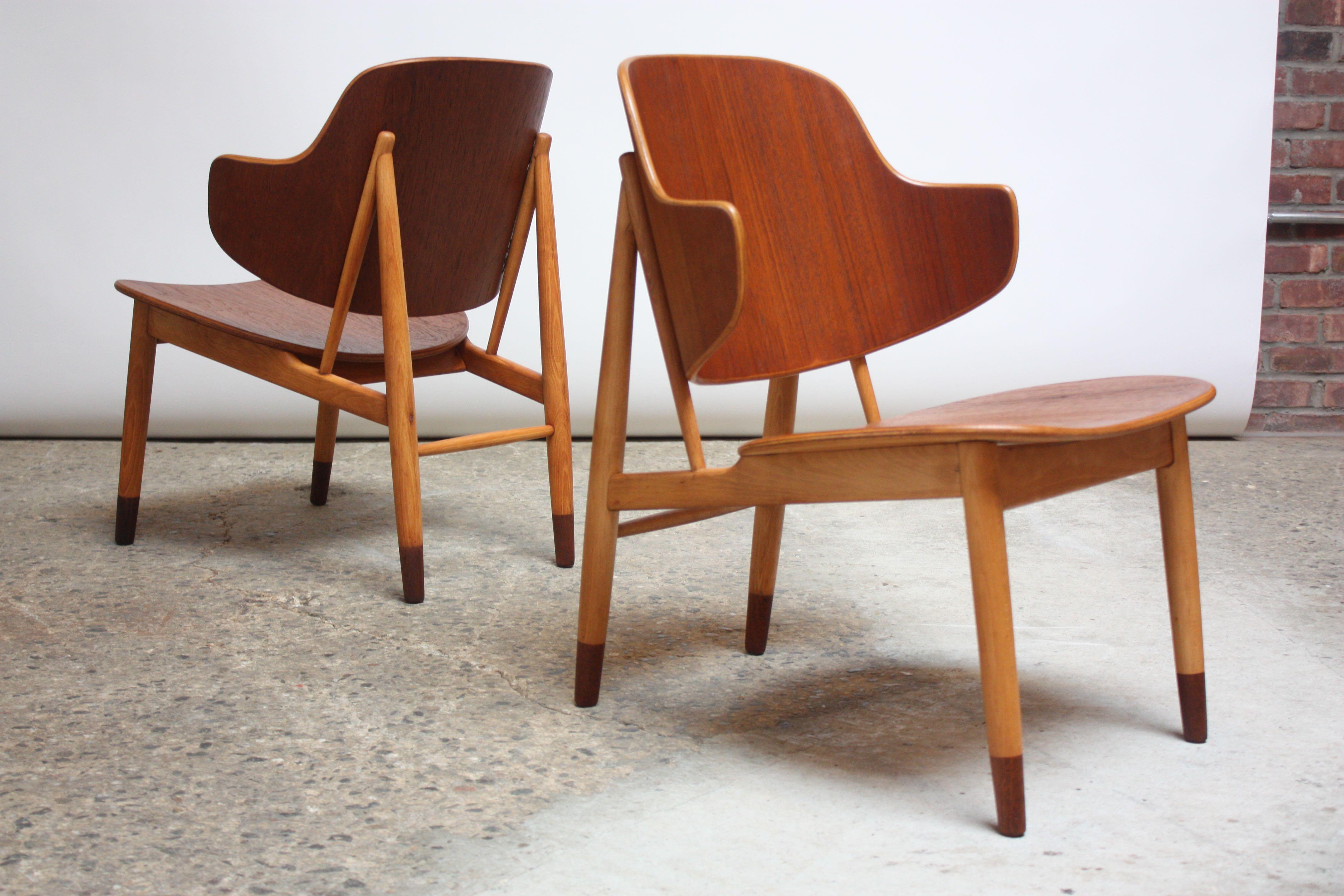 Ein Paar dänische Schalenstühle aus Buche und Teakholz aus den 1950er Jahren, entworfen von Ib Kofod-Larsen für Christensen & Larsen. Die Rückenlehne und die Sitzfläche aus gebogenem Teakholz sind auf einem Buchengestell montiert und bilden einen